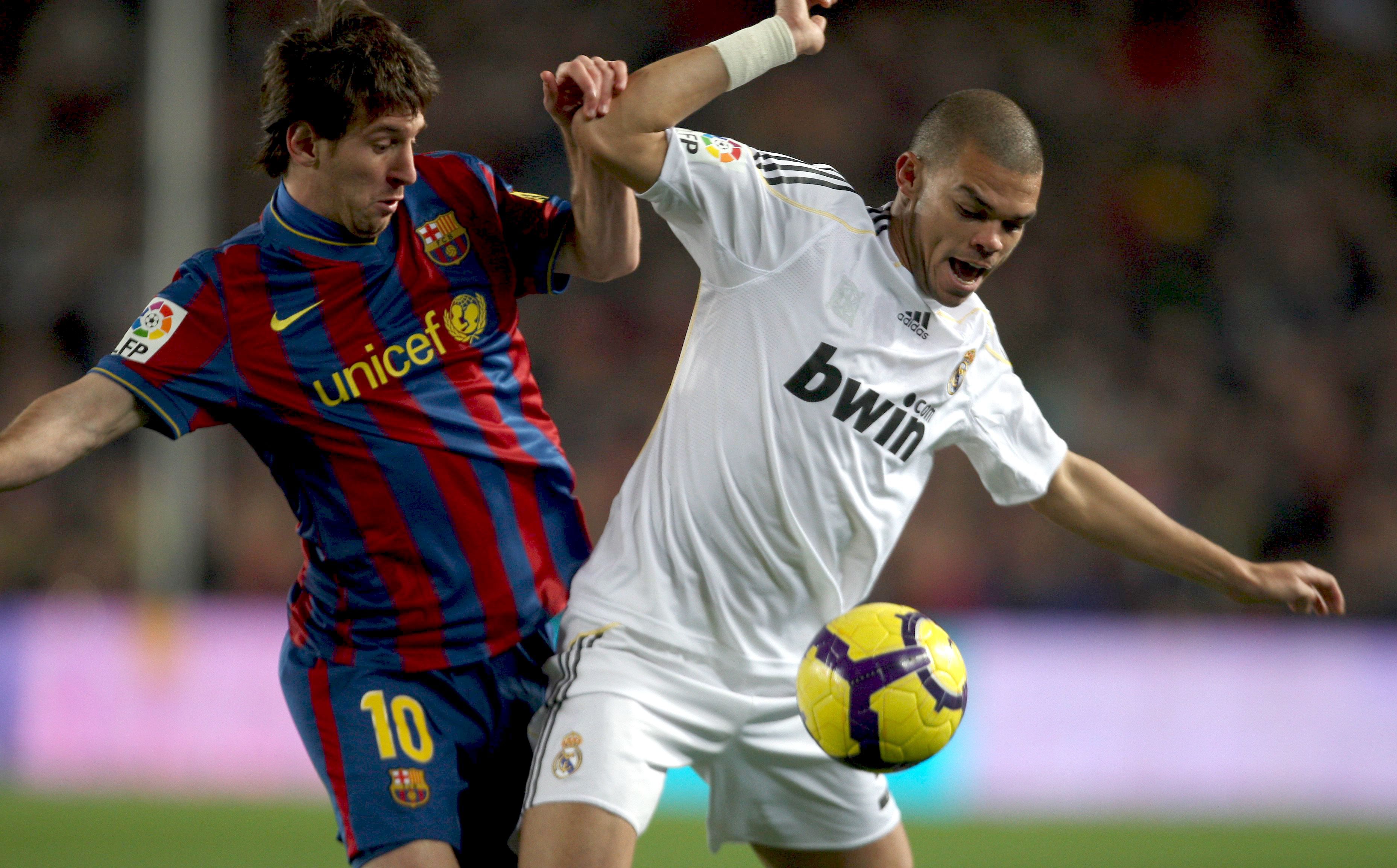 Real Madrid Pepe is fighting for the ball Desktop wallpaper 1400x1050