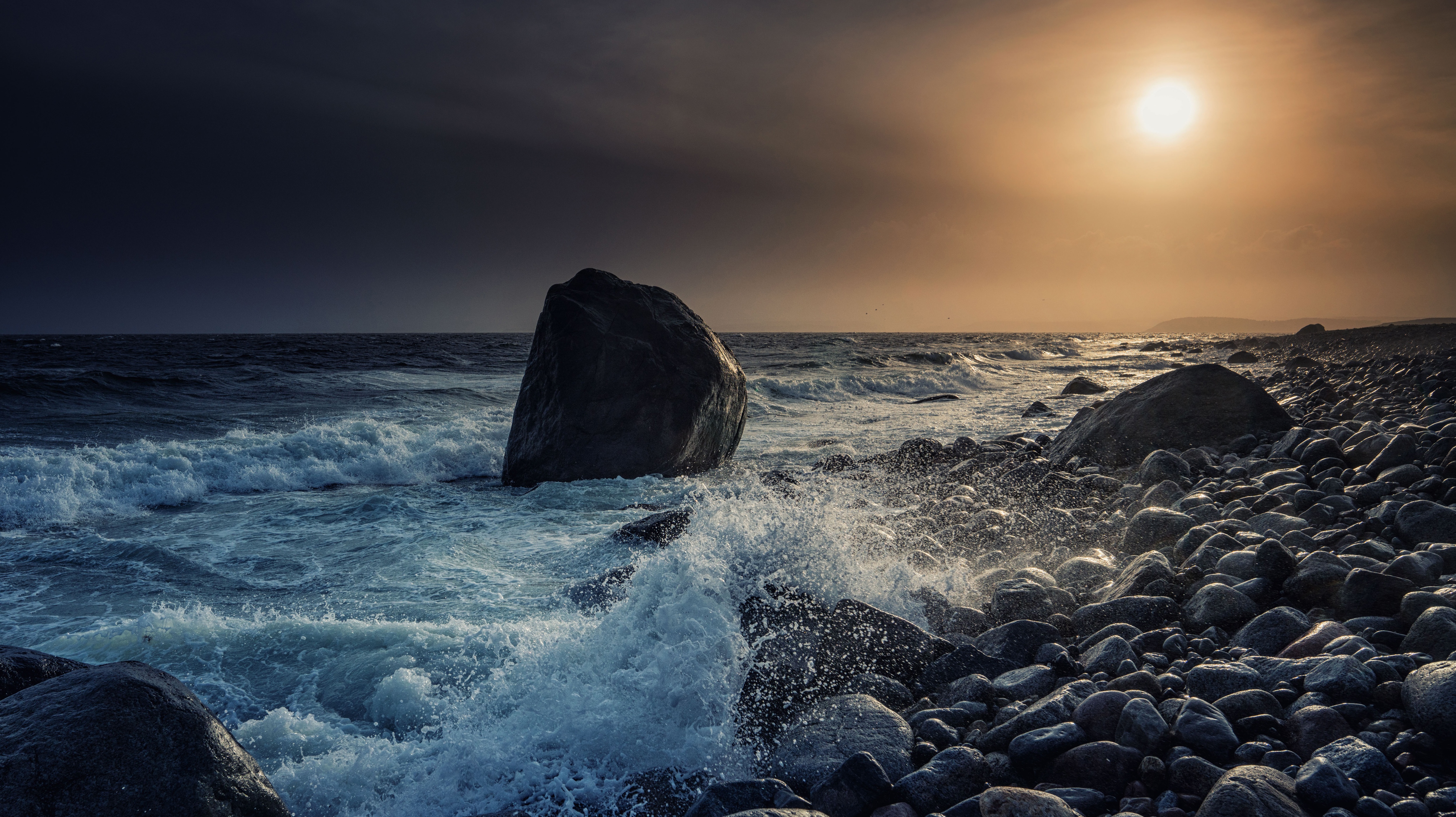 The waves beat against the stones on the ocean Desktop wallpaper 1920x1080