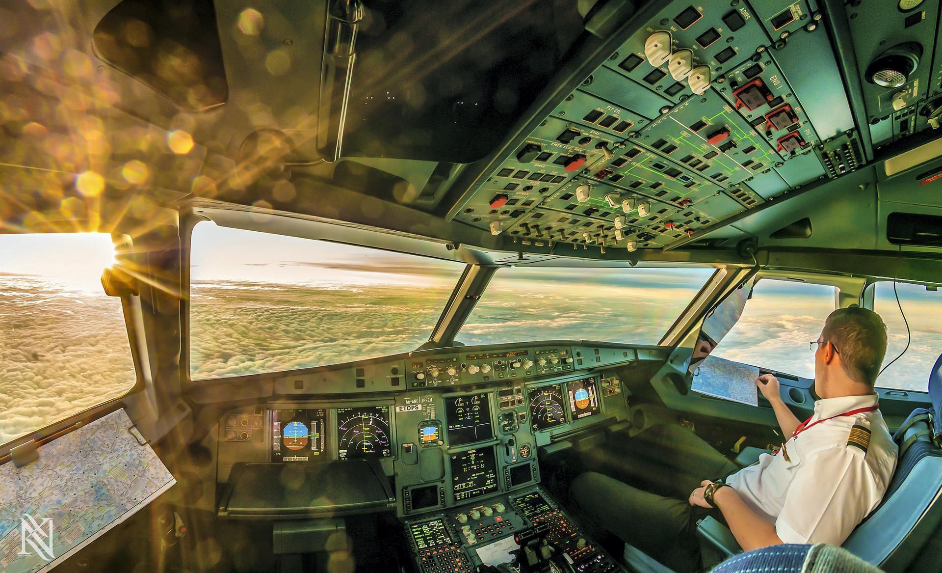 striking photo by the Dubai pilot who has turned the cockpit into his studio