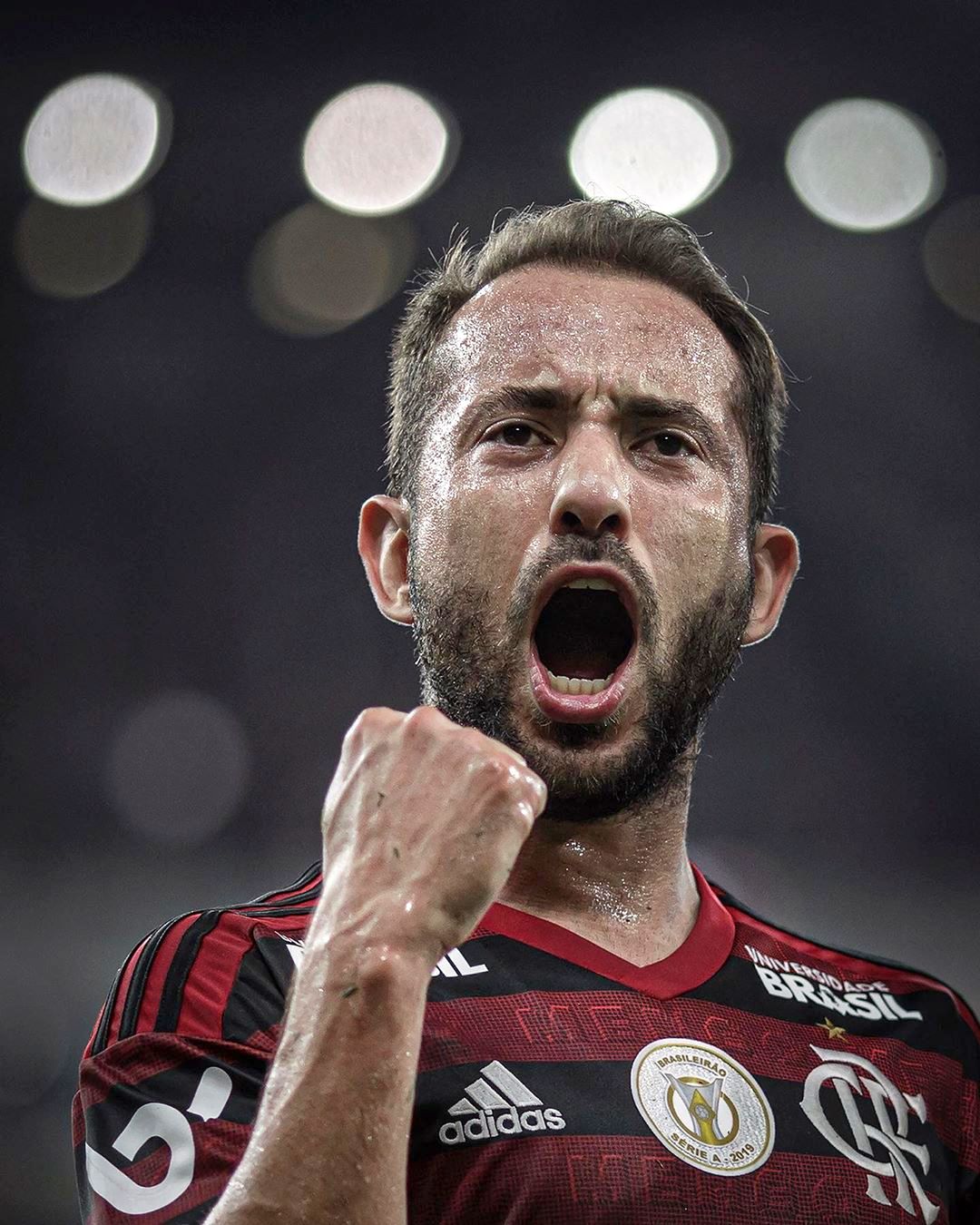 Everton Ribeiro revela estar jogando lesionado há 8 meses