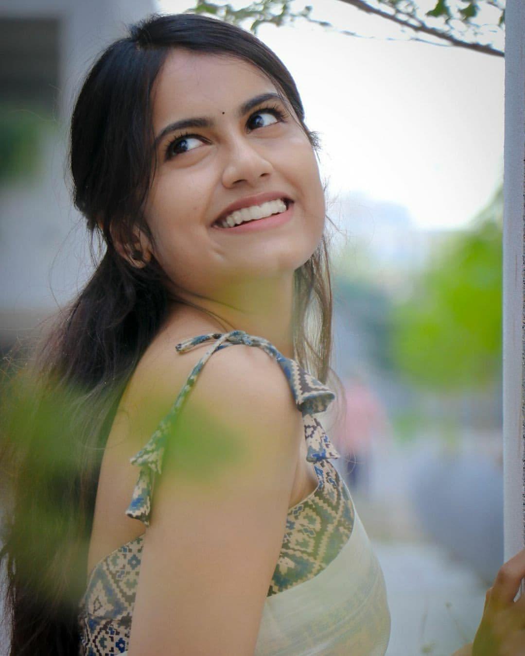 South Indian actress Varshinne Bunny Vox latest hot photo in saree. Varshinne Bunny Vox beautiful and cute stills Photo: HD Image, Picture, Stills, First Look Posters of South Indian actress Varshinne Bunny