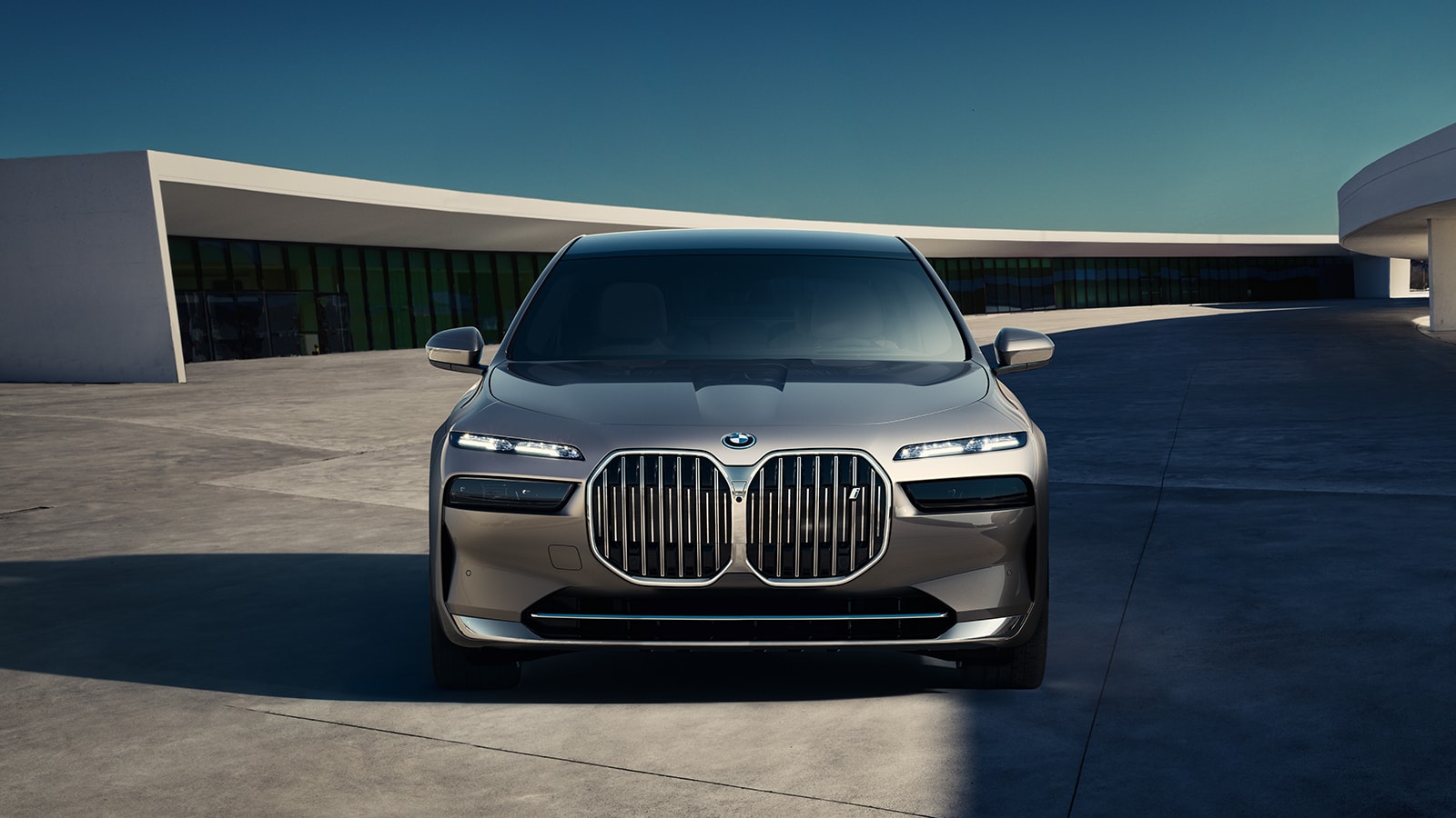 i7 Electric Luxury Sedan Gallery