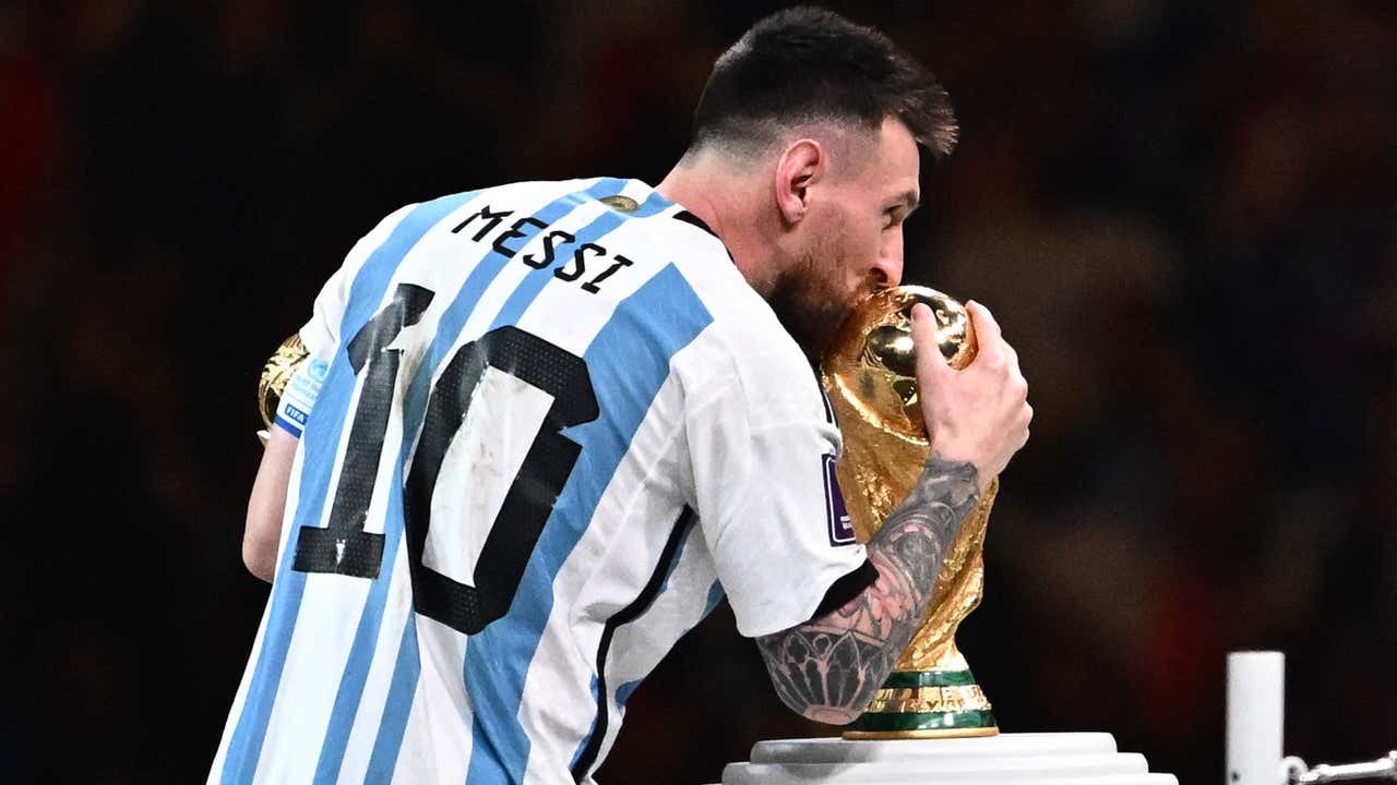 Lionel Messi anunció que sigue en la Selección argentina: Quiero seguir siendo campeón del mundo. Goal.com Espana
