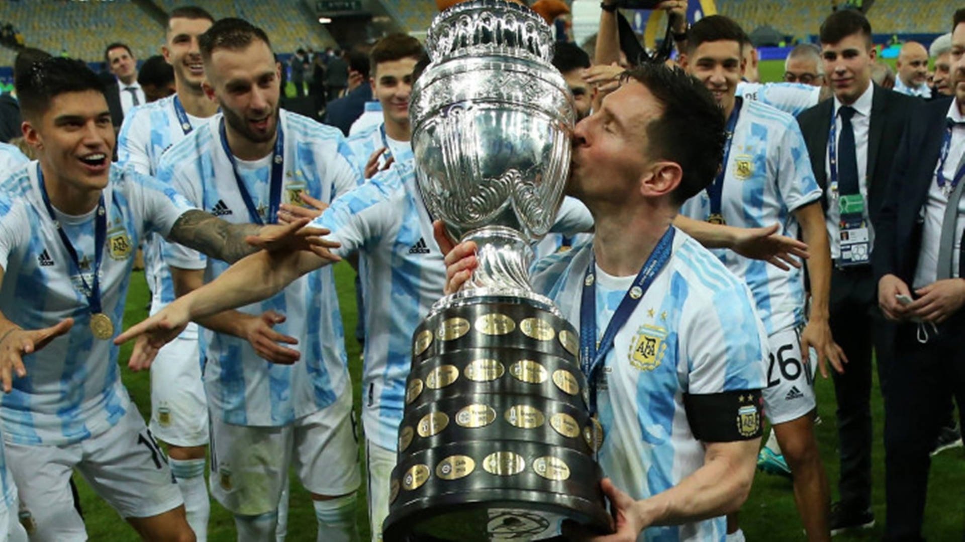 Download Championship Trophy Messi Argentina Wallpaper