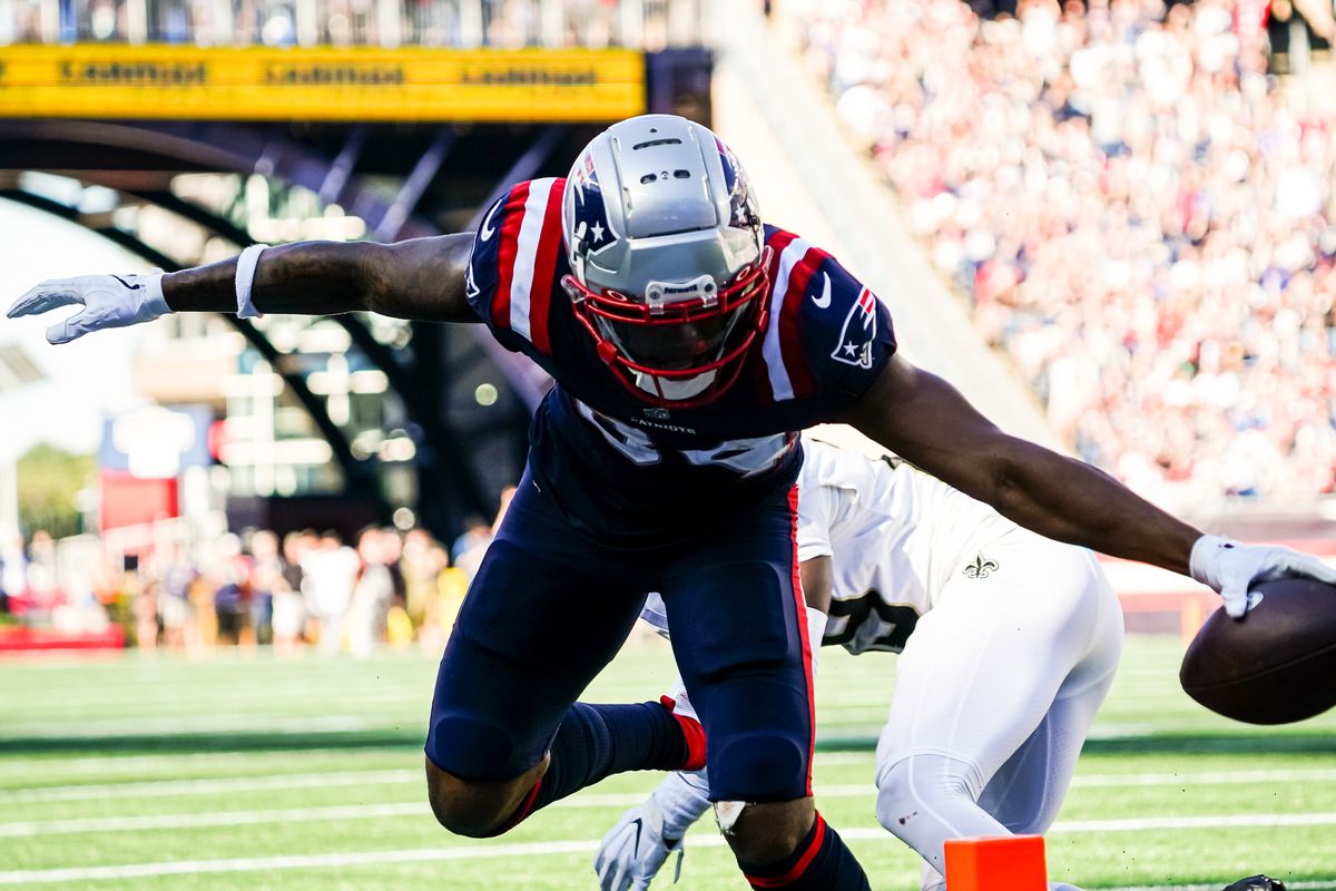 The best photo of the 2021 season. God I love Kendrick Bourne : r/Patriots