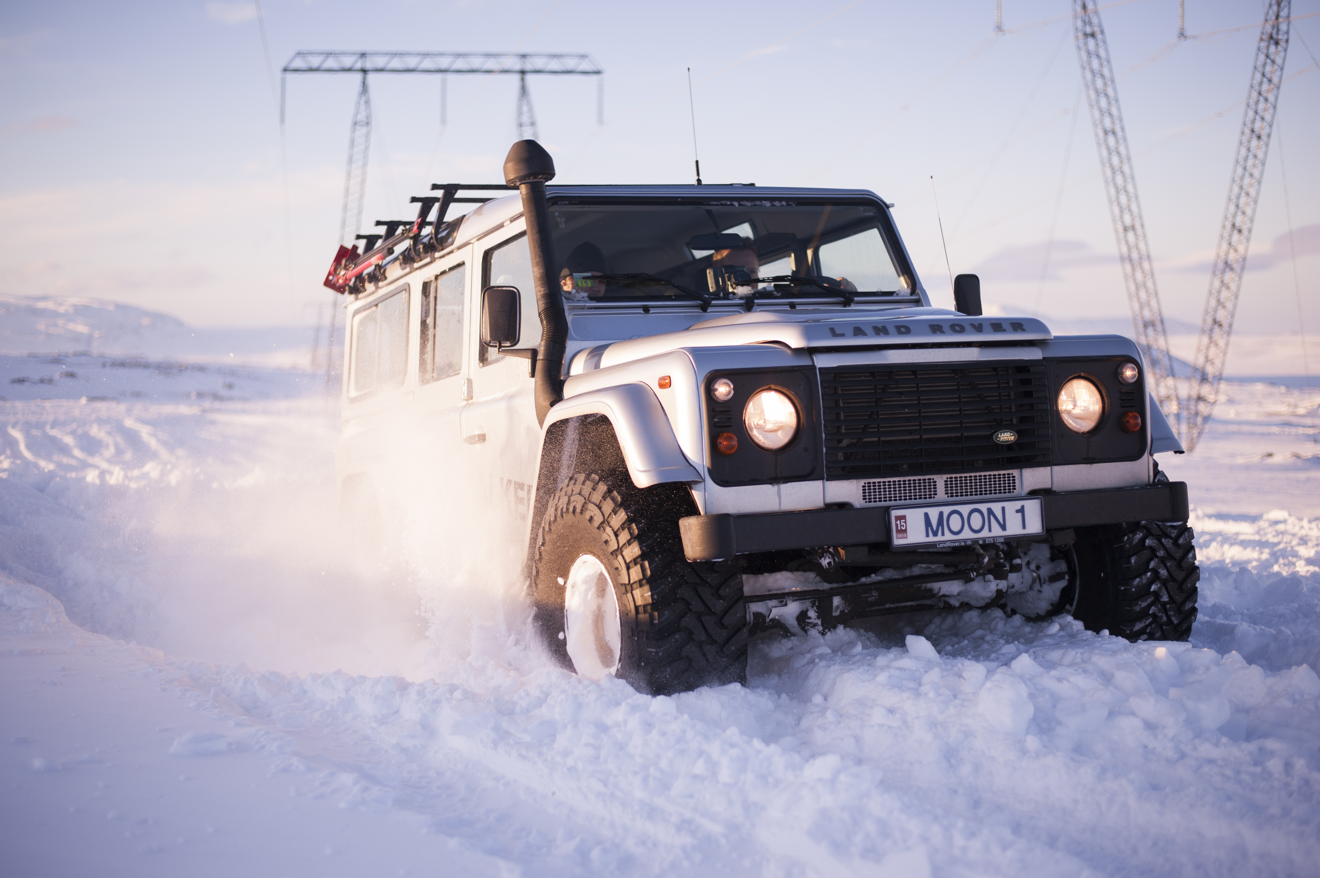 Внедорожник в снегу. Jeep wrangler зимой. Внедорожник в лесу зимой. Джип вранглер зимой. Автомобиль зимой.