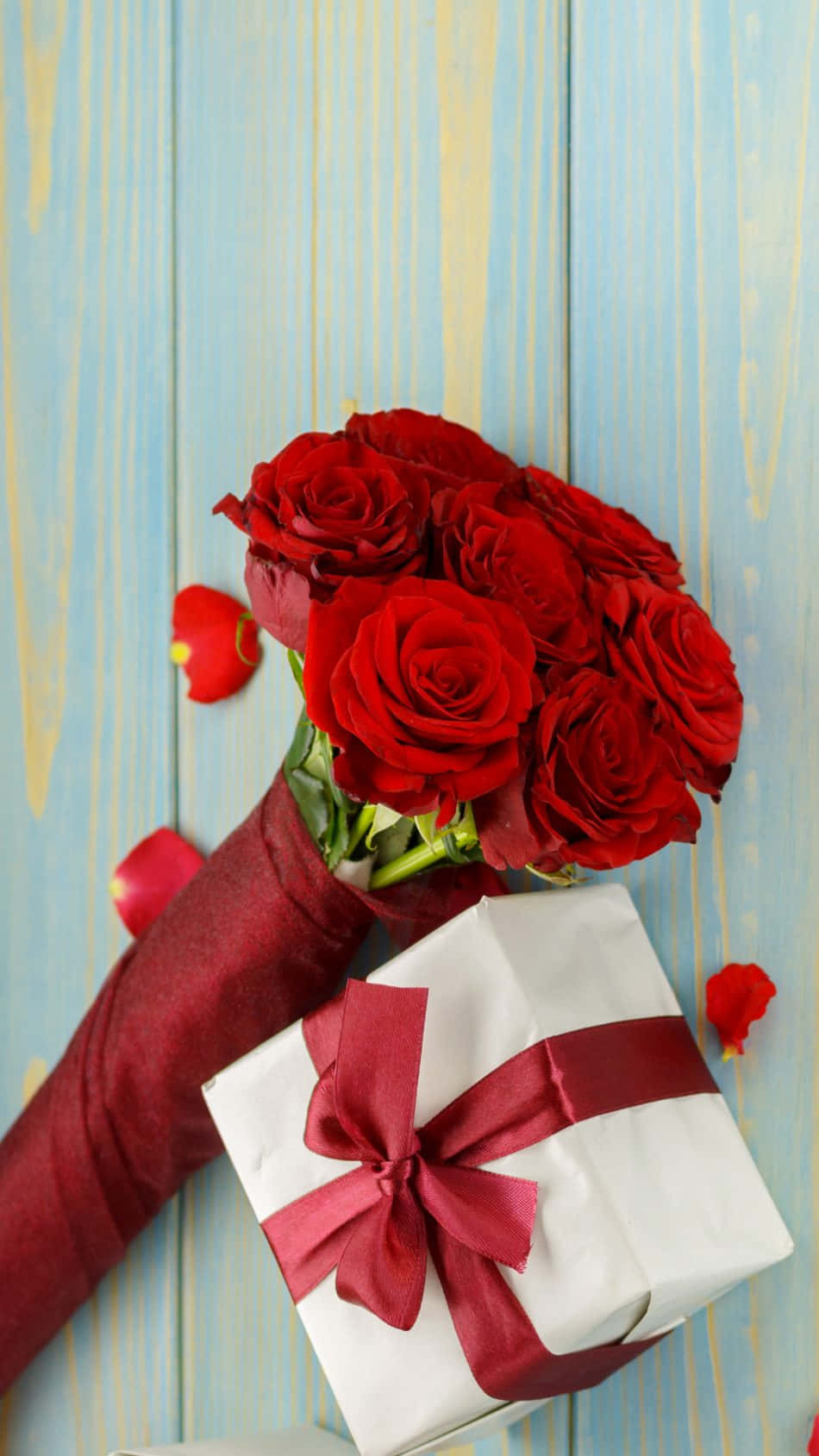 Download Valentine's Day Phone Roses And Gift Wallpaper