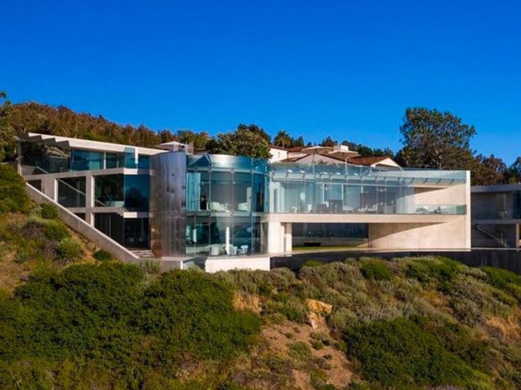 Alicia Keys turns stunning clifftop mansion into 'Dreamland'