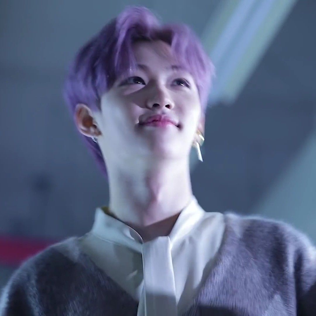 stray kids felix lee. Pelo violeta, Pelo morado, Pecas hermosas
