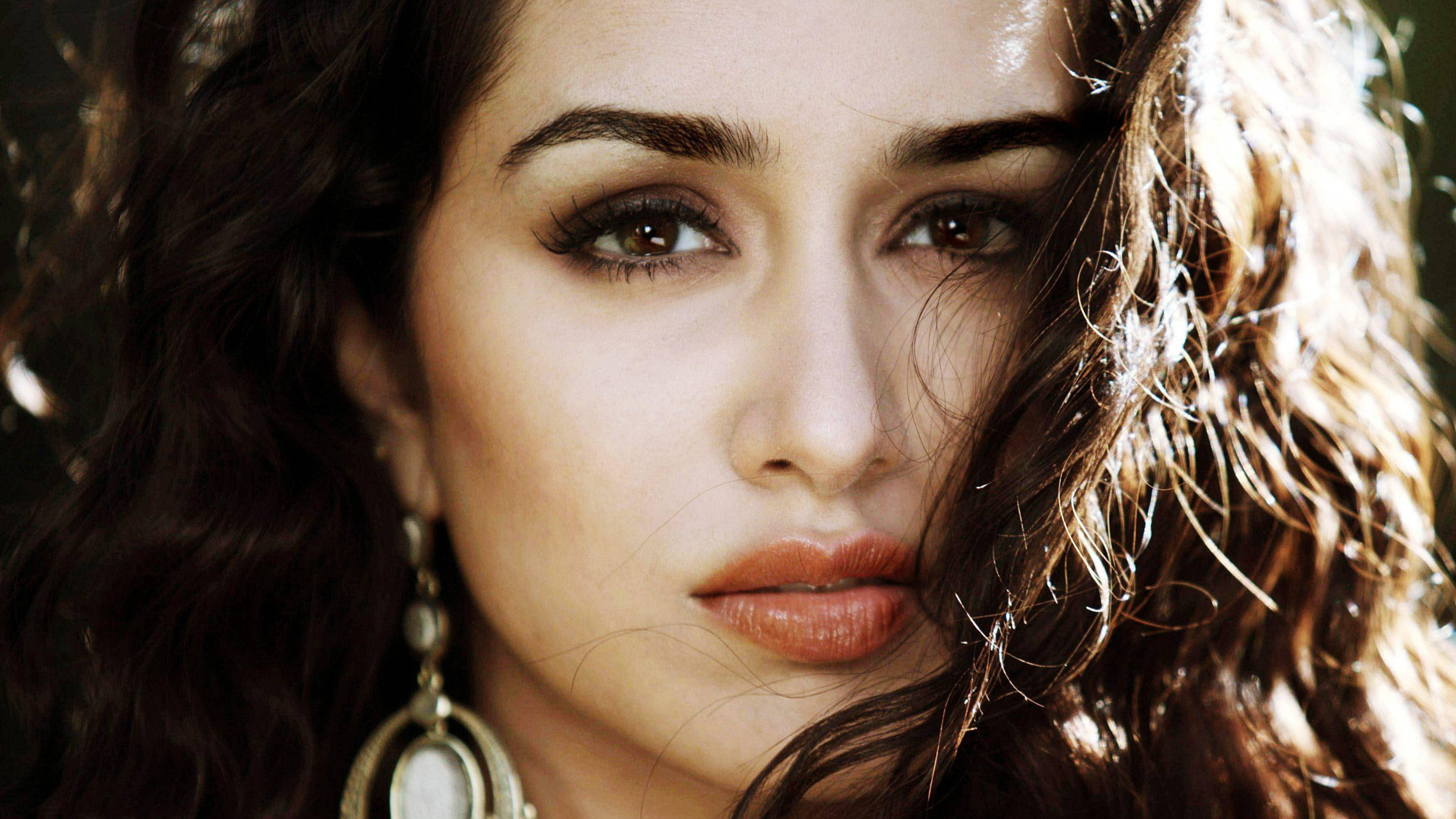 Download Shraddha Kapoor Face Close Up Wallpaper