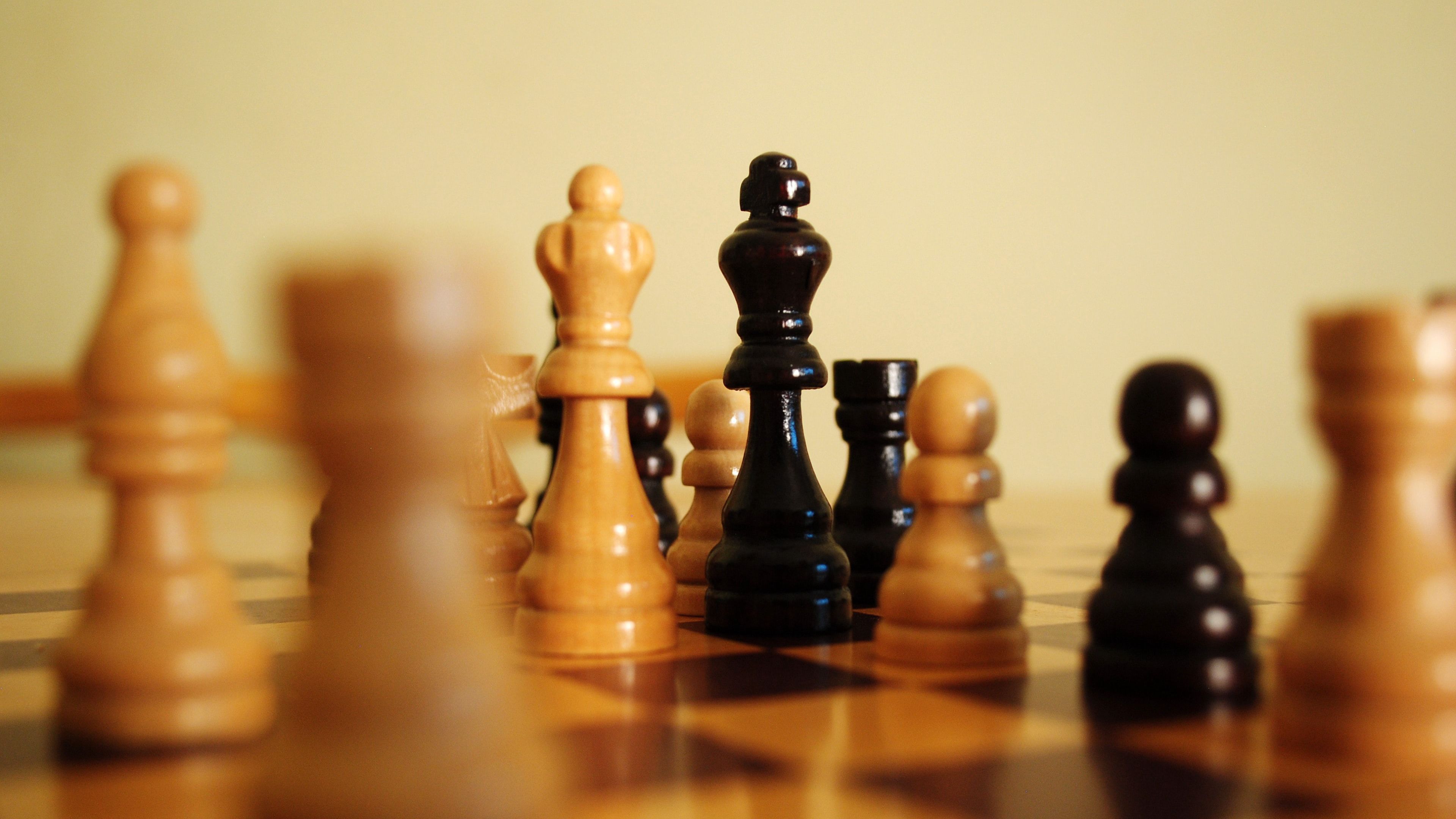 Download wallpaper 3840x2160 chess, pieces, king, queen, game, games 4k uhd 16:9 HD background