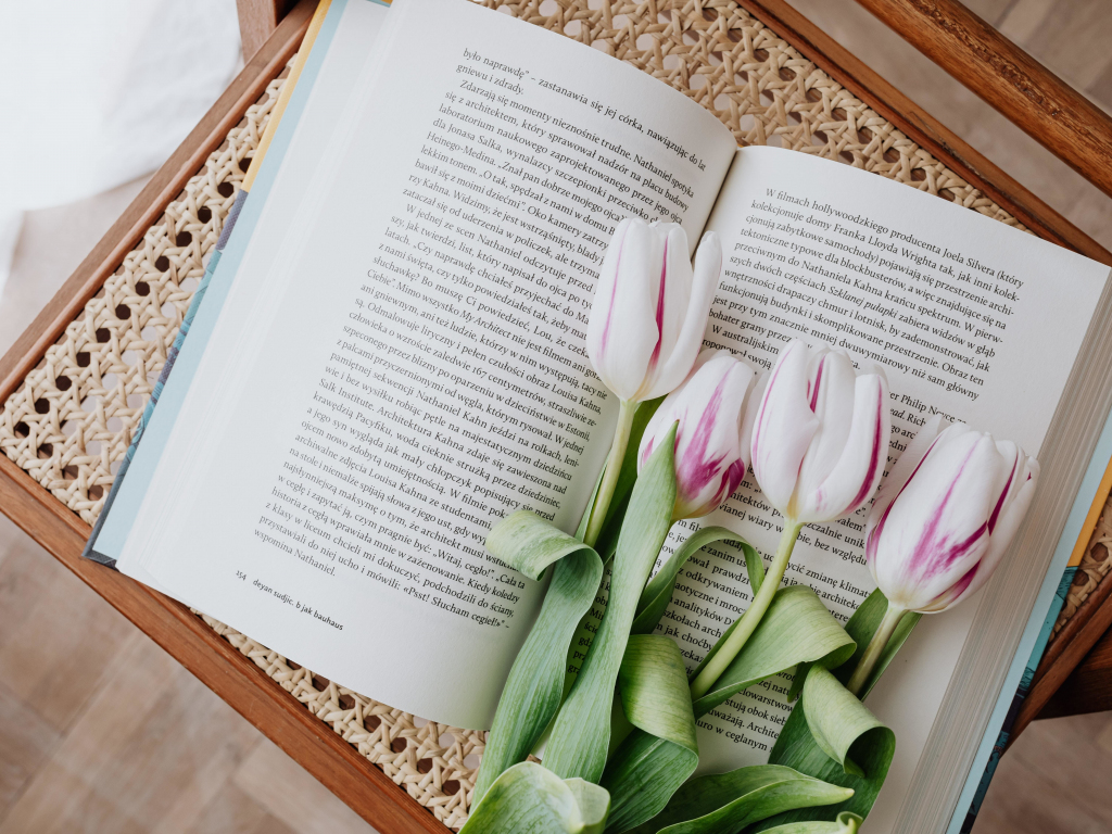 Download wallpaper 1024x768 flowers and book, reading, standard 4:3 fullscreen 1024x768 HD background, 24798