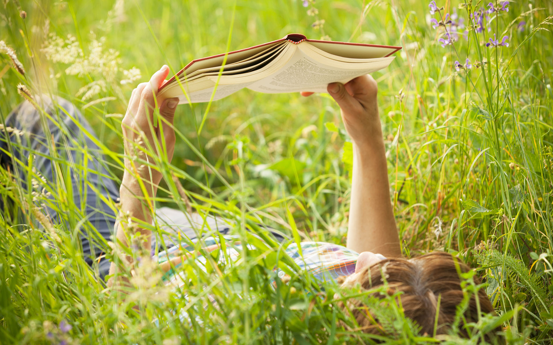 Лету ю. Лето с книгой. Чтение на природе. Чтение книги на природе. Девушка с книжкой на траве.