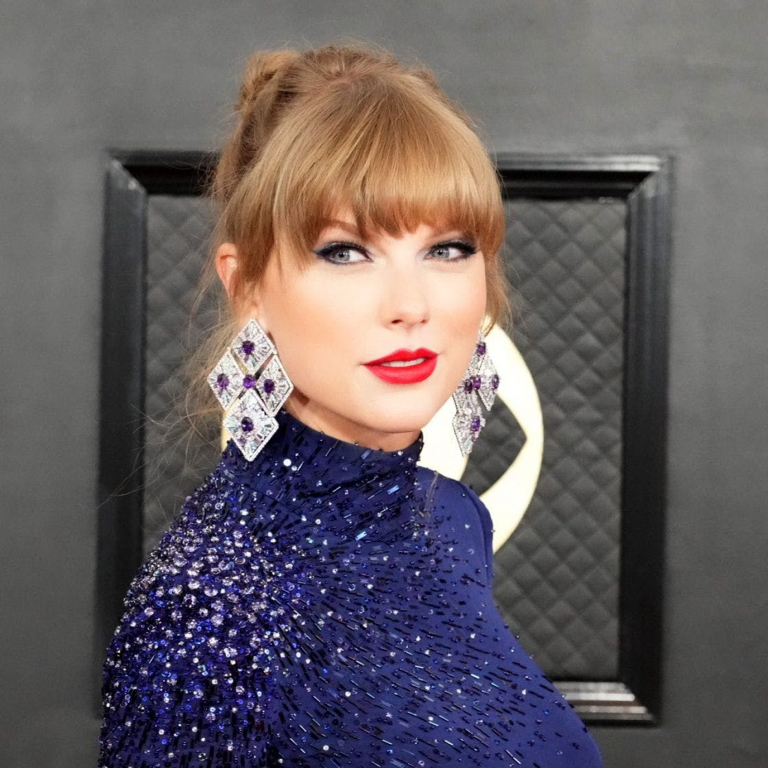 Taylor Swift Grammys 2023: she wears Midnights themed dress