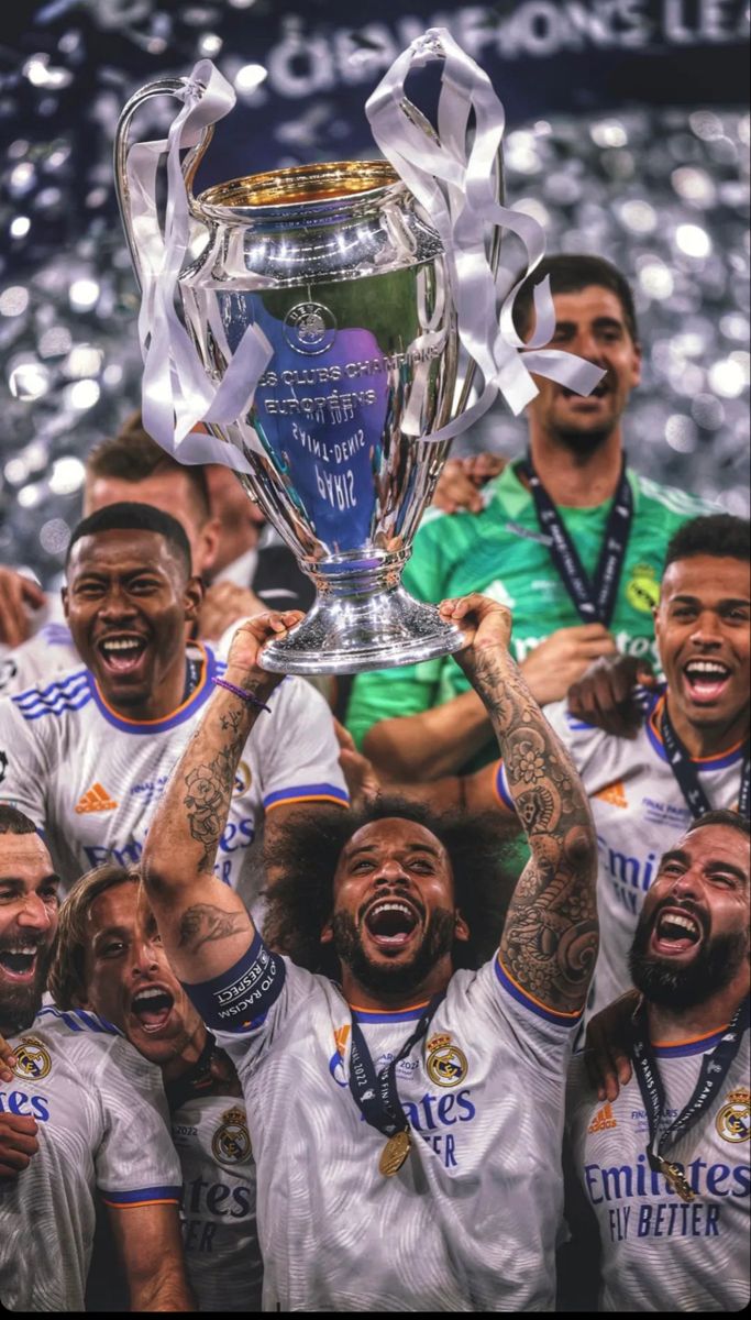 Marcelo lifts trophy. Fotos de fútbol, Fotografía de fútbol, Equipo real madrid