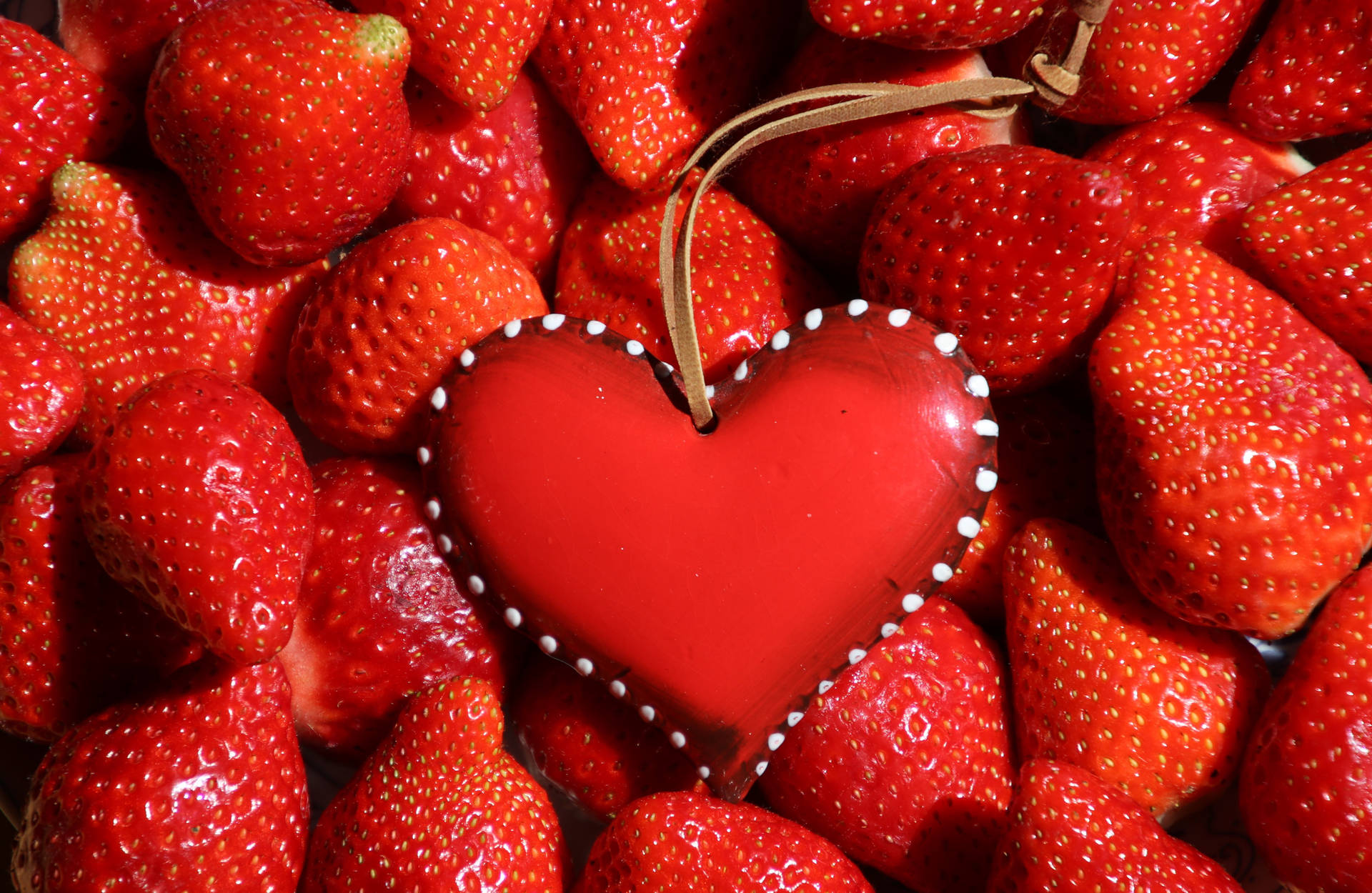 Download Red 4k Uhd Strawberries Heart Wallpaper