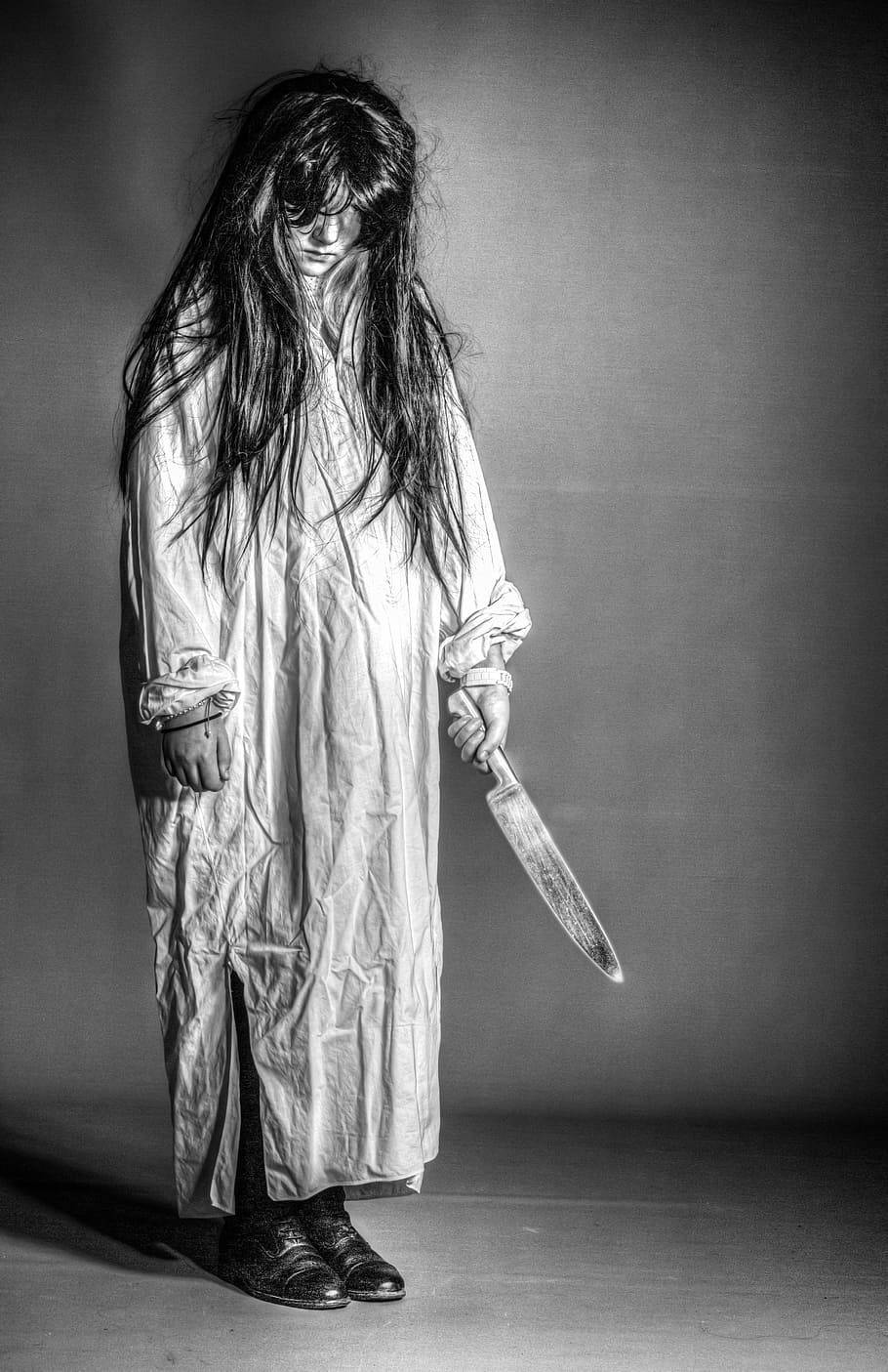 Download Crazy Scary Girl With Knife Wallpaper