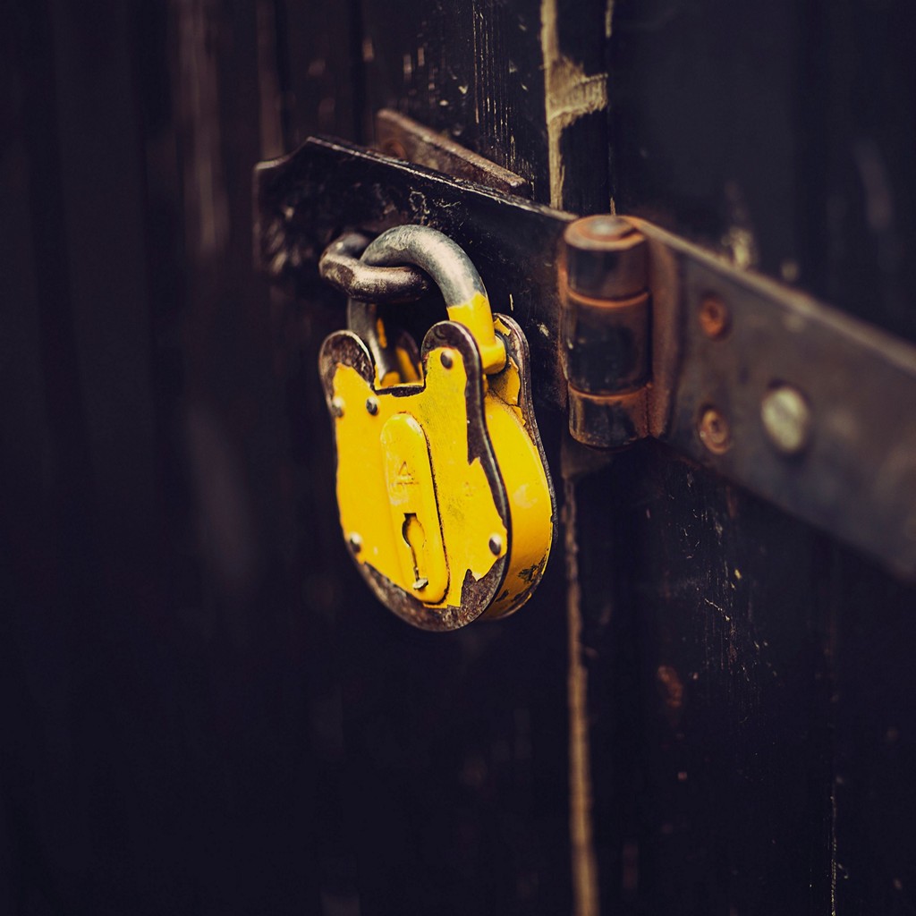 Lock Rust Yellow Wallpaper - [1024x1024]