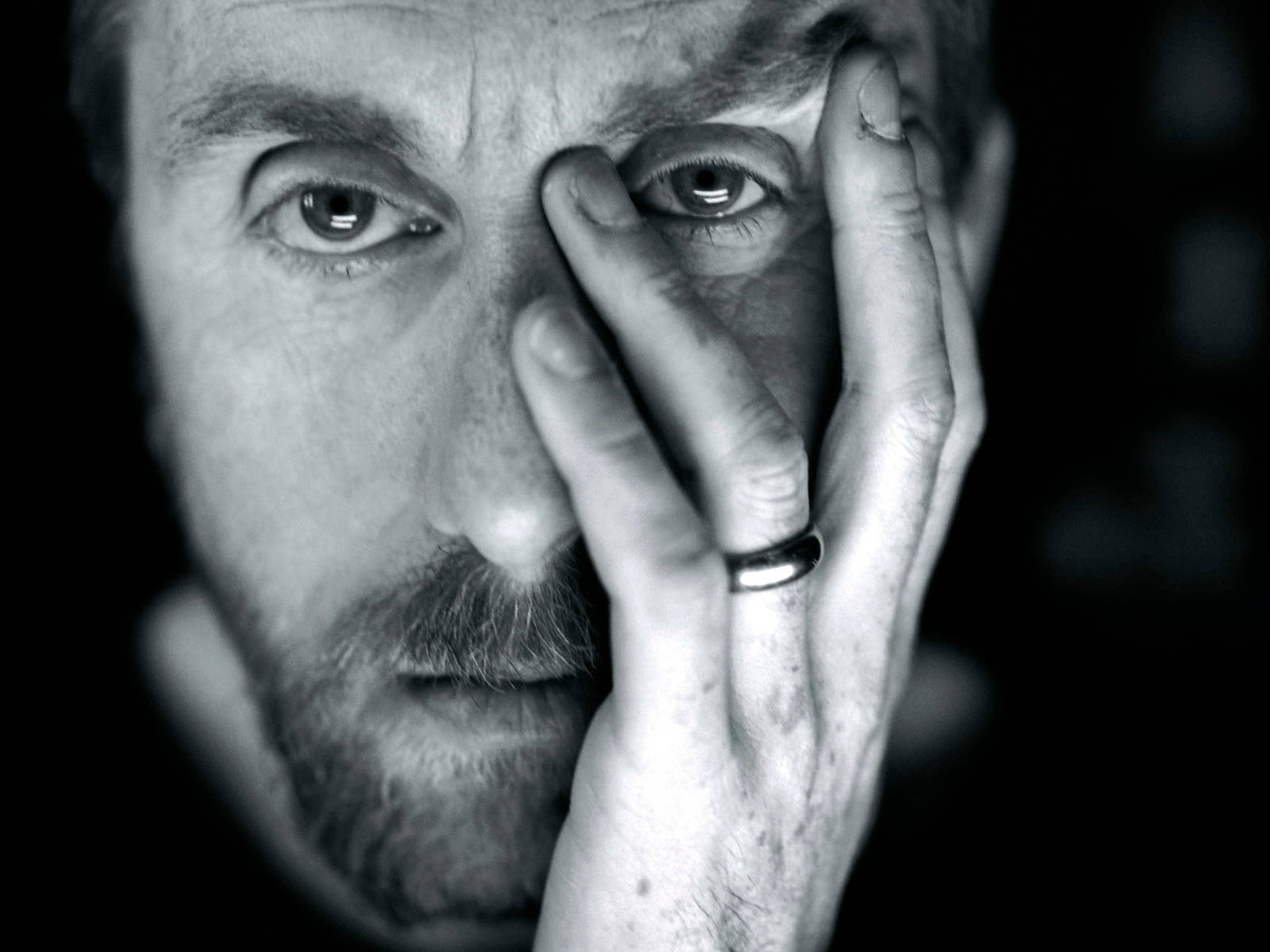 Download Tim Roth Close Up Black And White Portrait Wallpaper