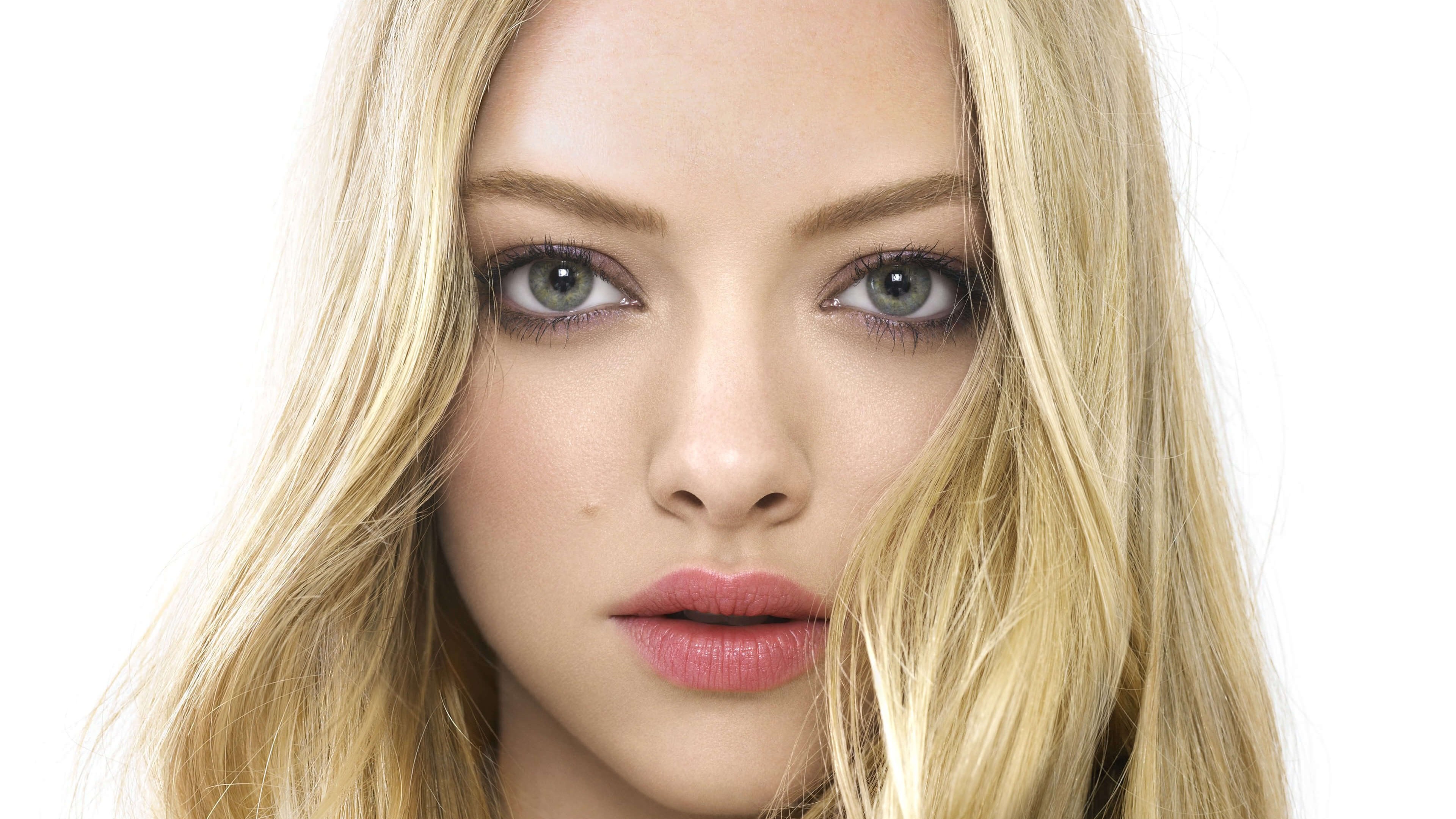 Amanda Seyfried Portrait 4K wallpaper