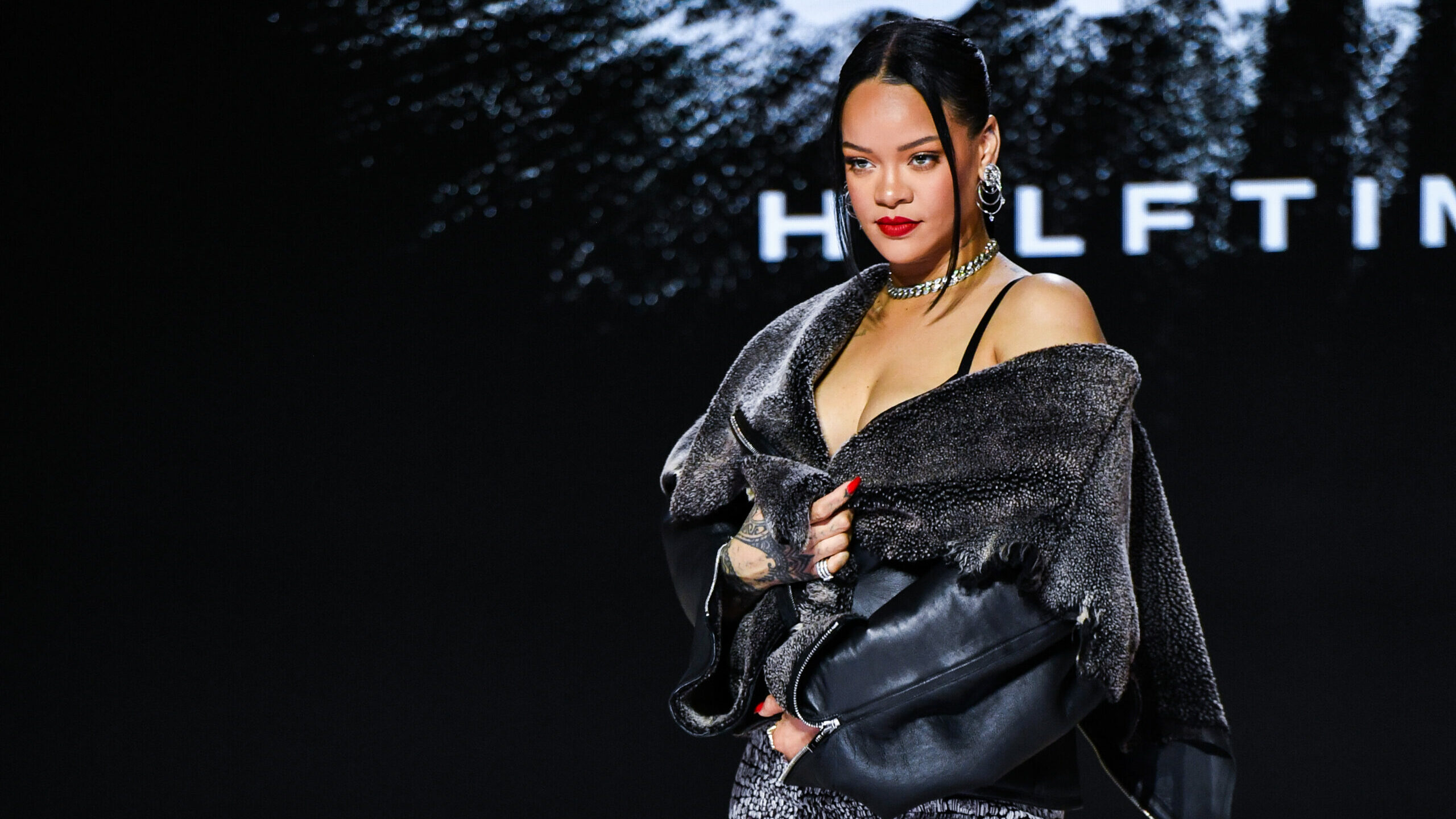 Rihanna Trends After Revealing that her Super Bowl Set List Changed 39 Times
