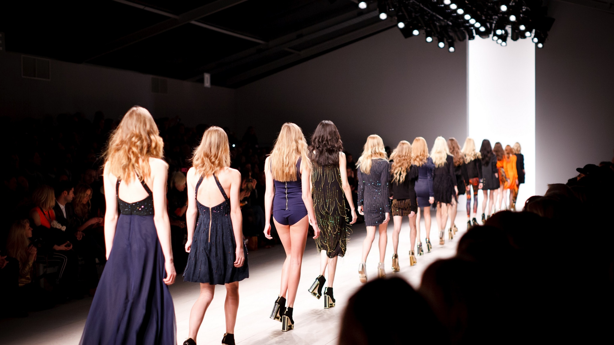 Wallpaper / a long line of female models on the catwalk, female models on the catwalk 4k wallpaper free download