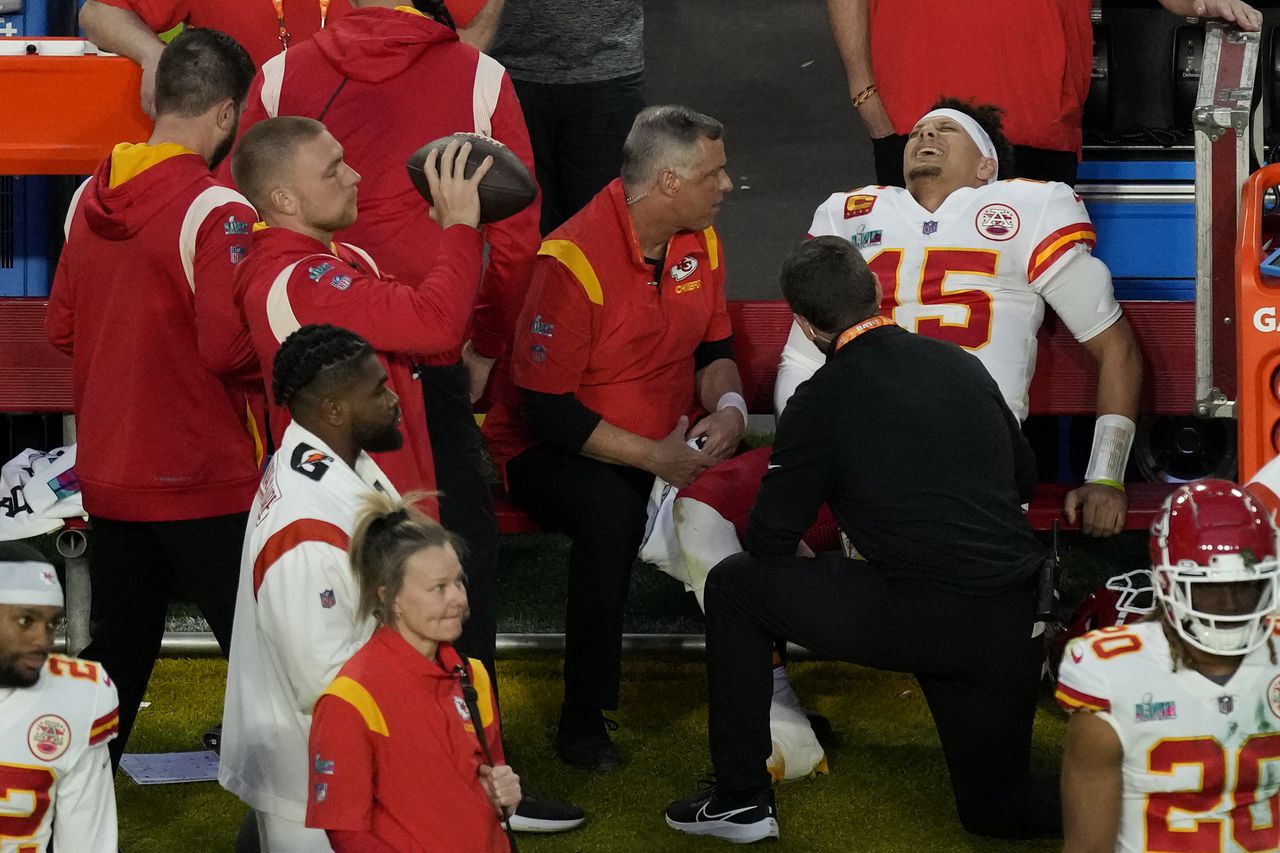 Super Bowl 2023: Chiefs' Patrick Mahomes aggravates high ankle sprain vs. Eagles. Will he play through it?