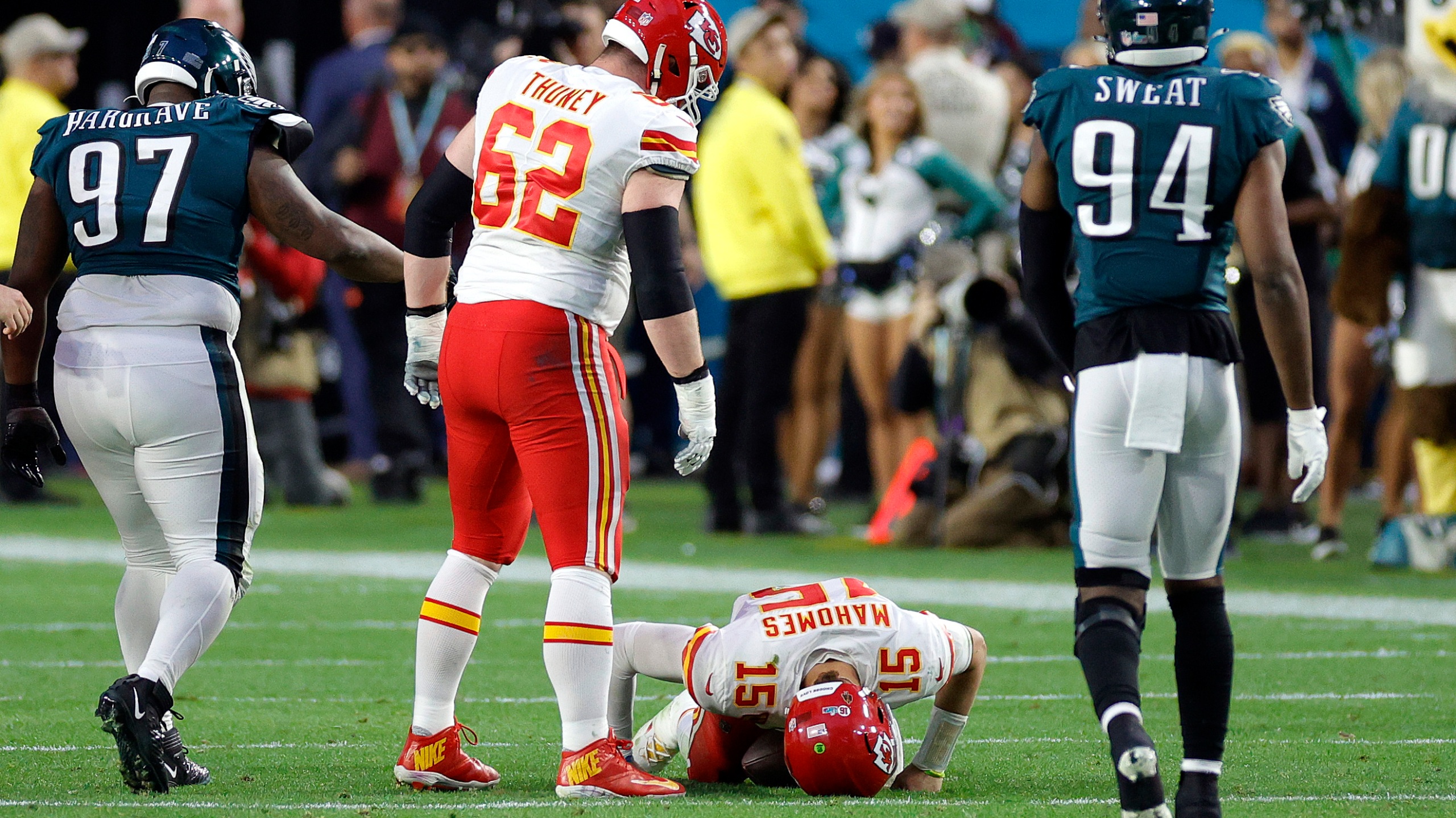 Chiefs' Mahomes comes up limping in first half of Super Bowl
