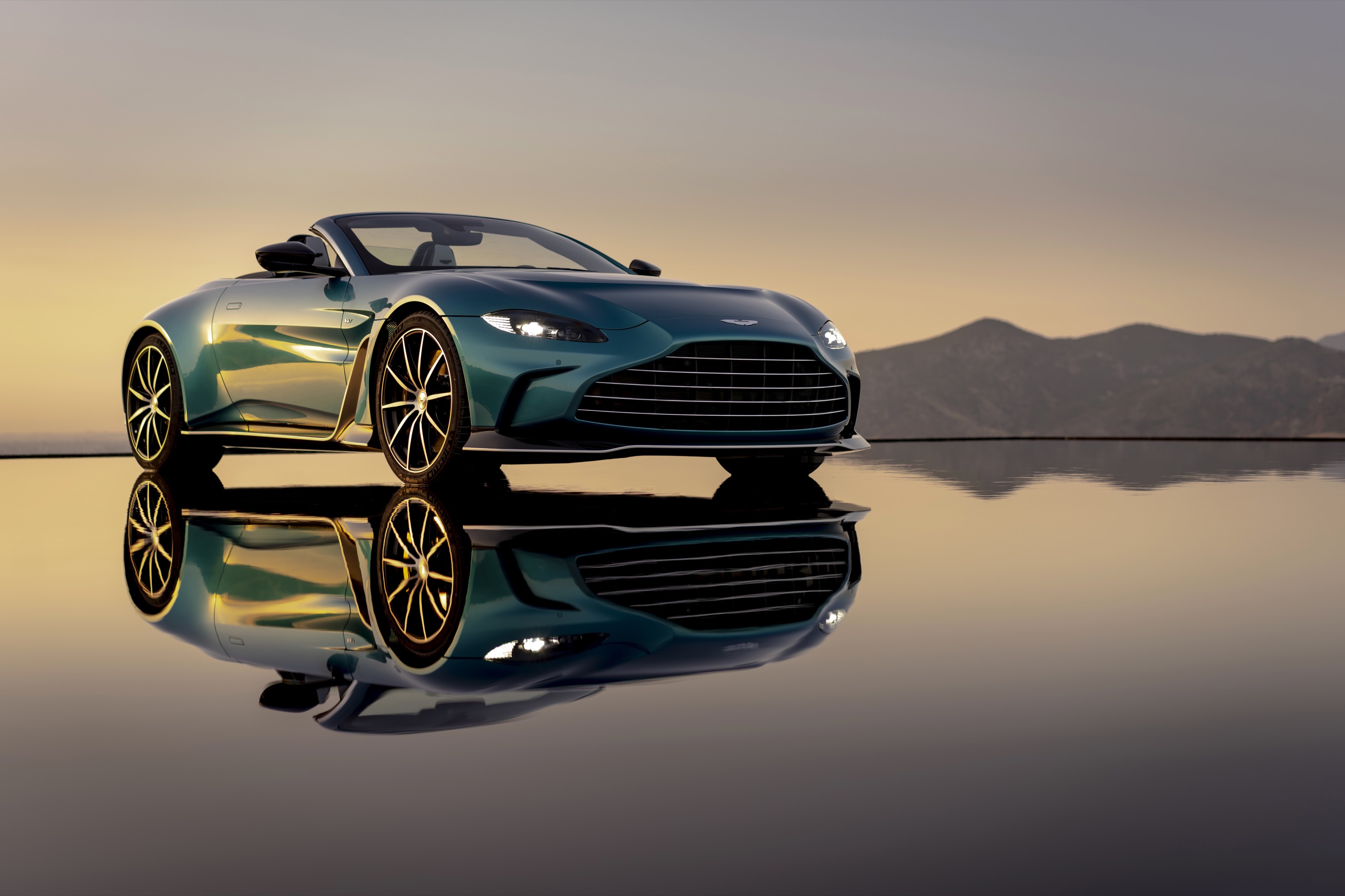 Aston Martin V12 Vantage Roadster 8 of 17