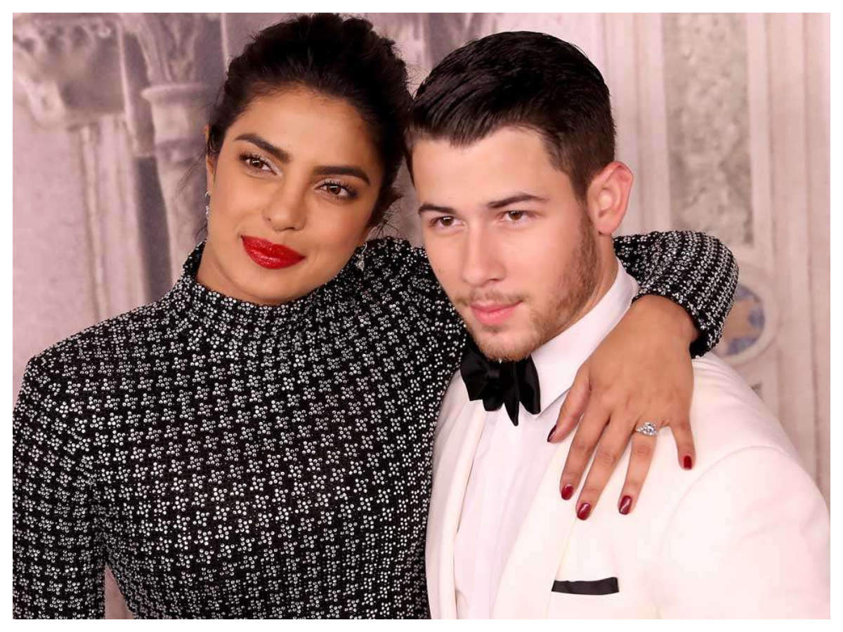 Photos: Priyanka Chopra and Nick Jonas oblige fans with picture in Delhi. Hindi Movie News of India