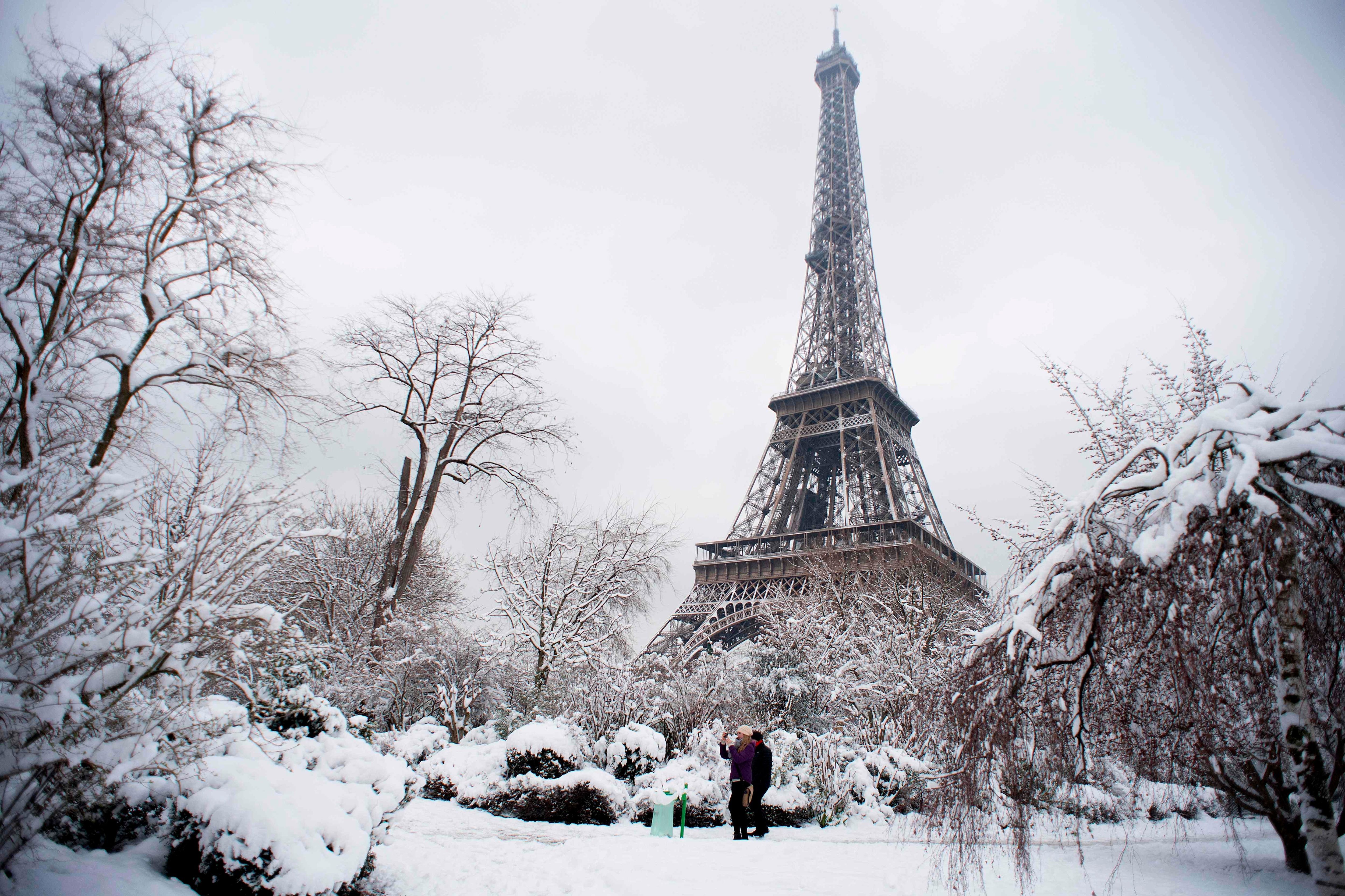 Snowy Paris Wallpaper