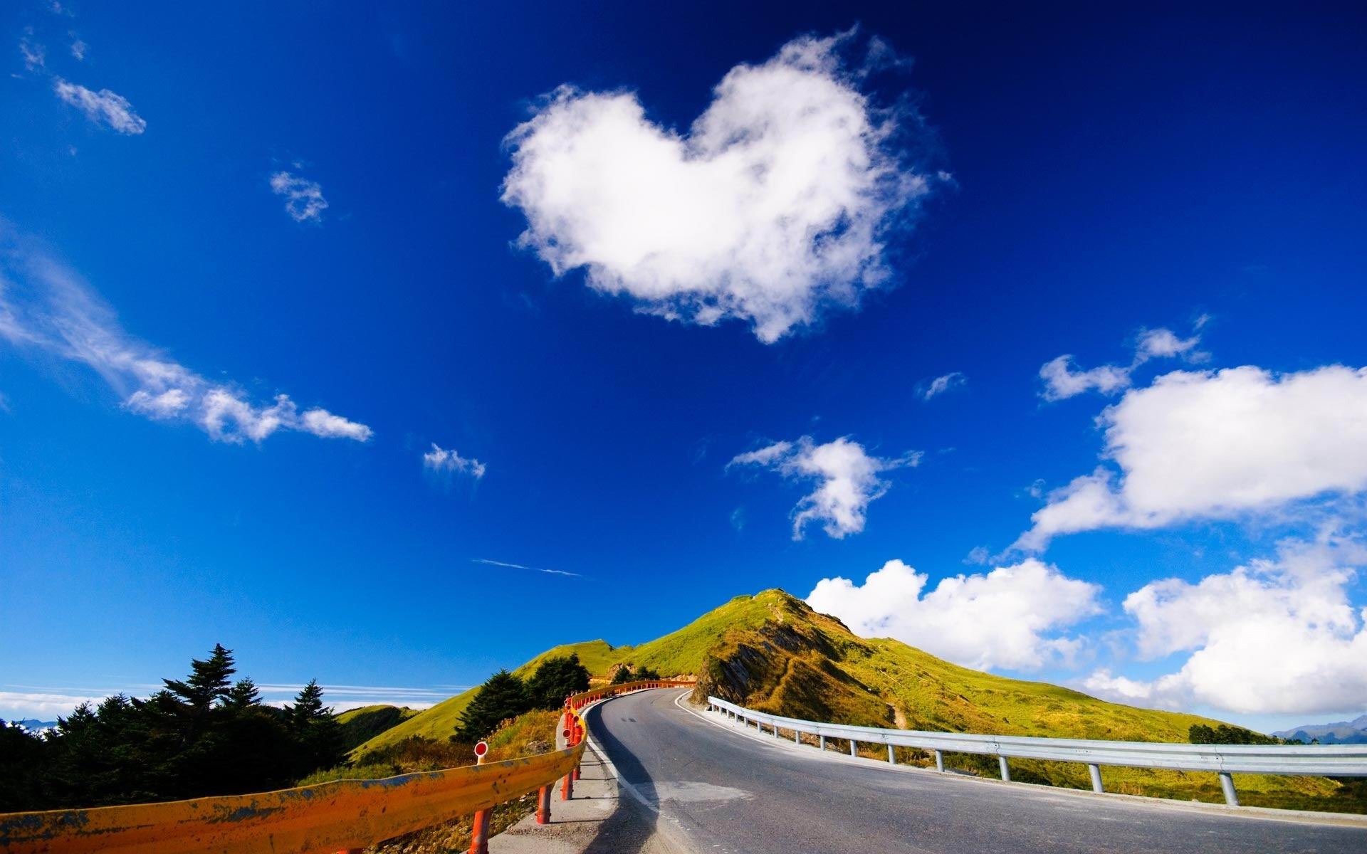 Heart Cloud Natural Landscape Wallpaper