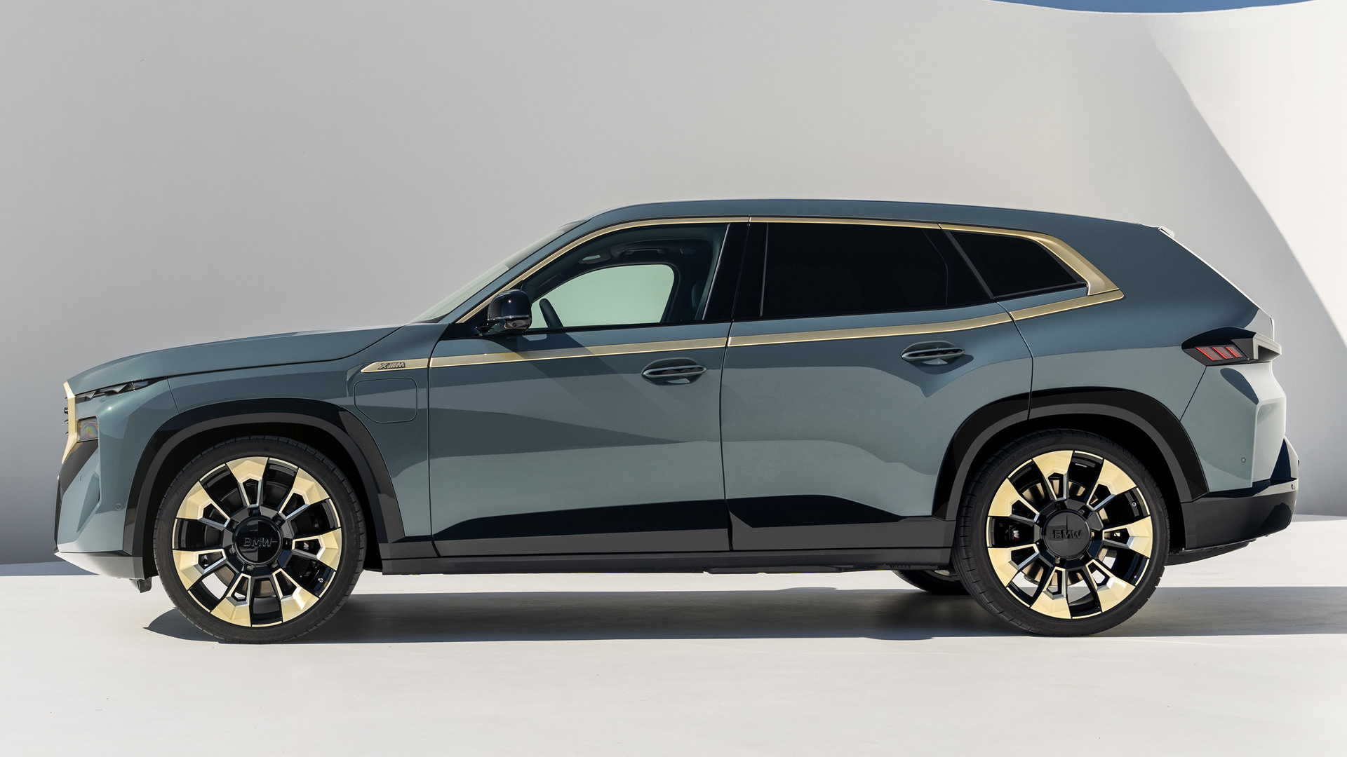 2023 BMW XM and HD Image