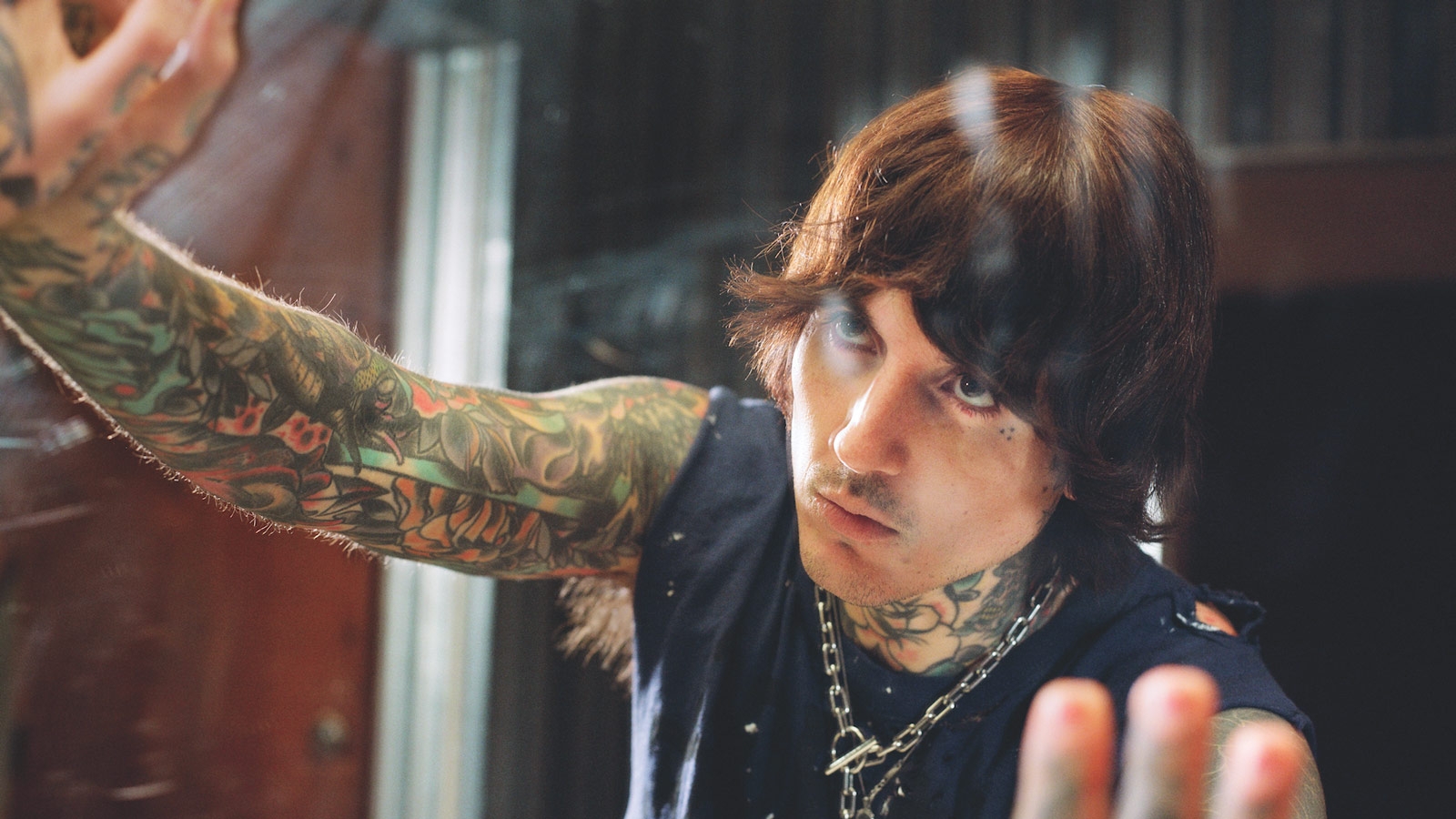 Oliver Sykes короткие волосы