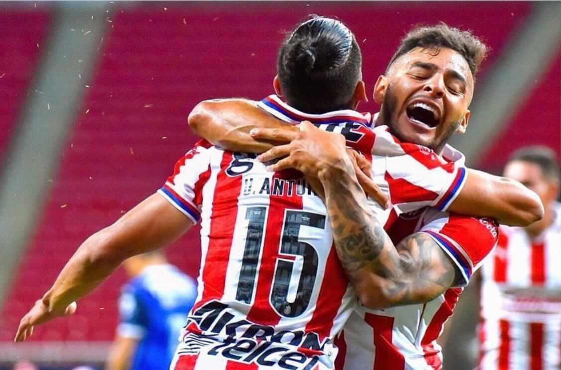 Uriel Antuna y Alexis Vega esperan al 'Pocho' Guzmán en Chivas. Deportes Liga MX