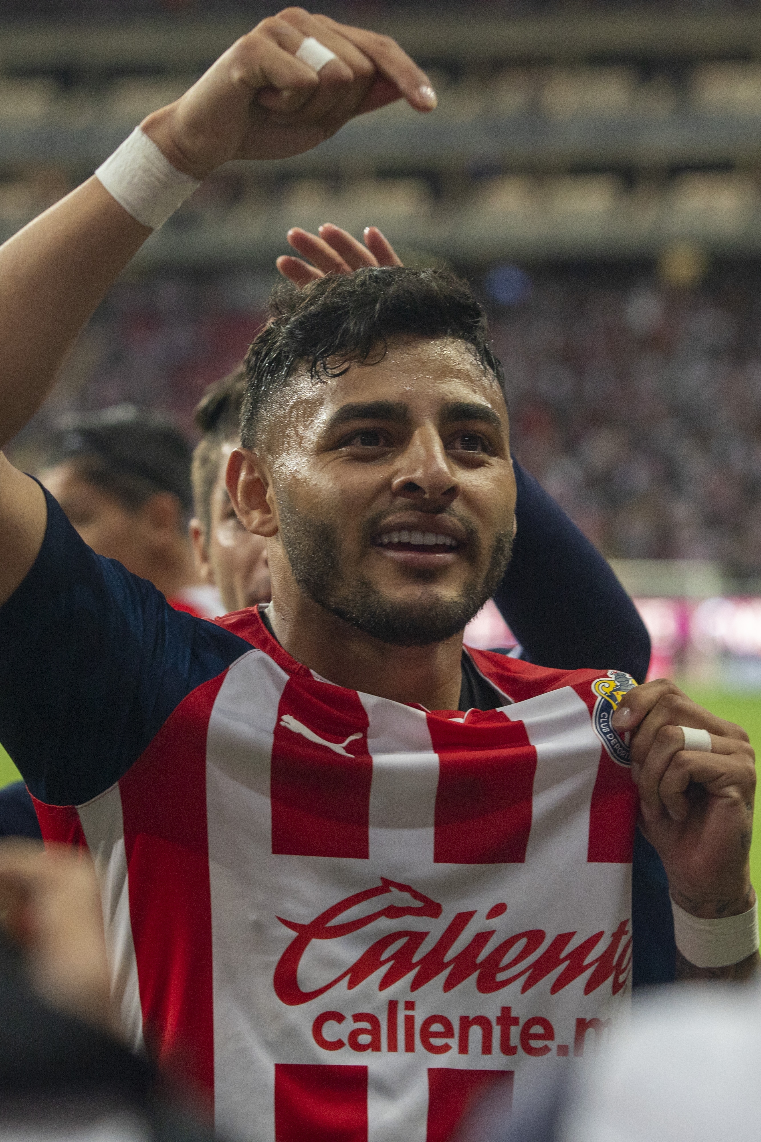 Alexis Vega y otros jugadores que besan la camiseta y traicionan al equipo