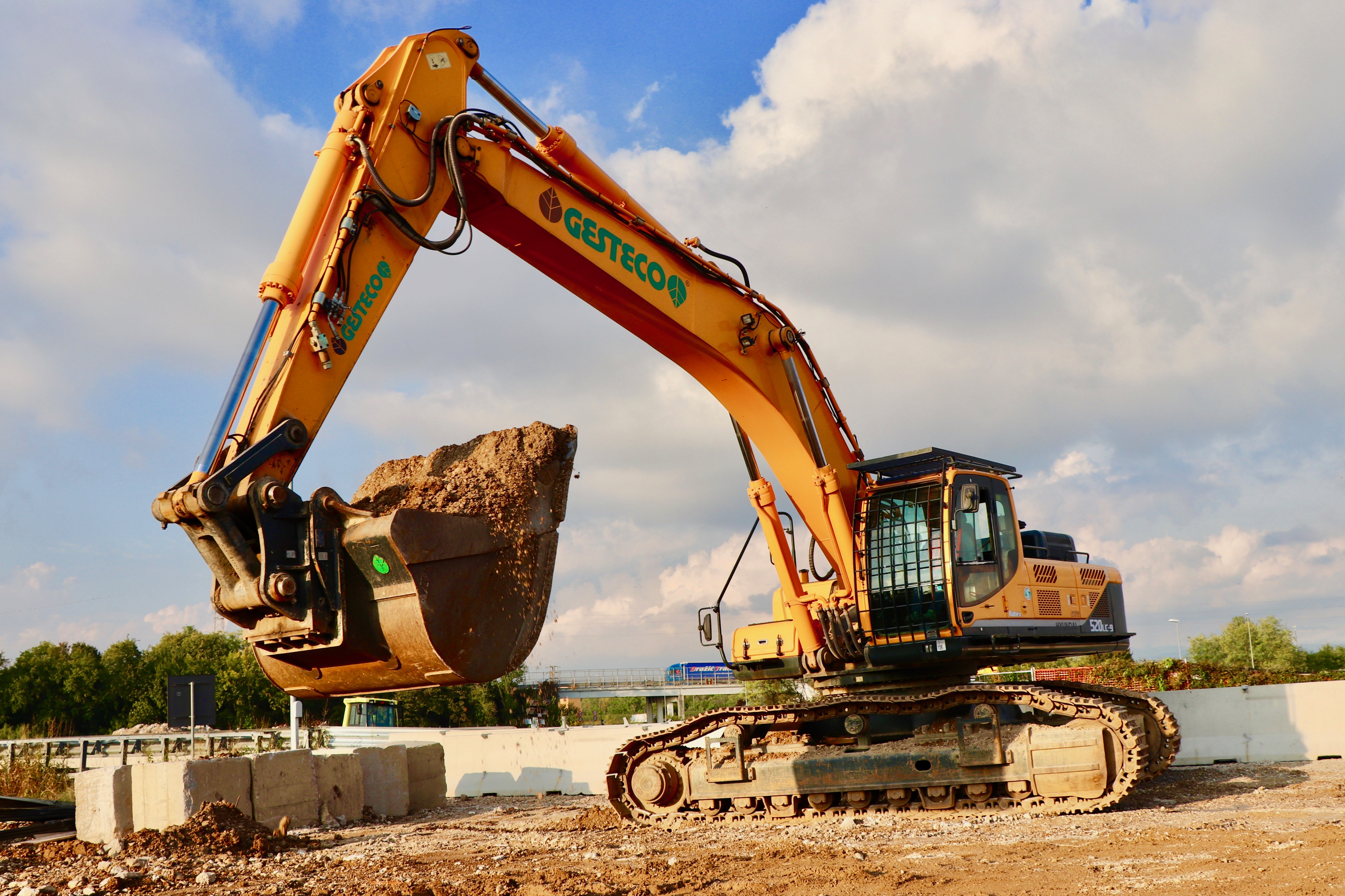 R.T.I.A. snc is using an HX300NL for Construction