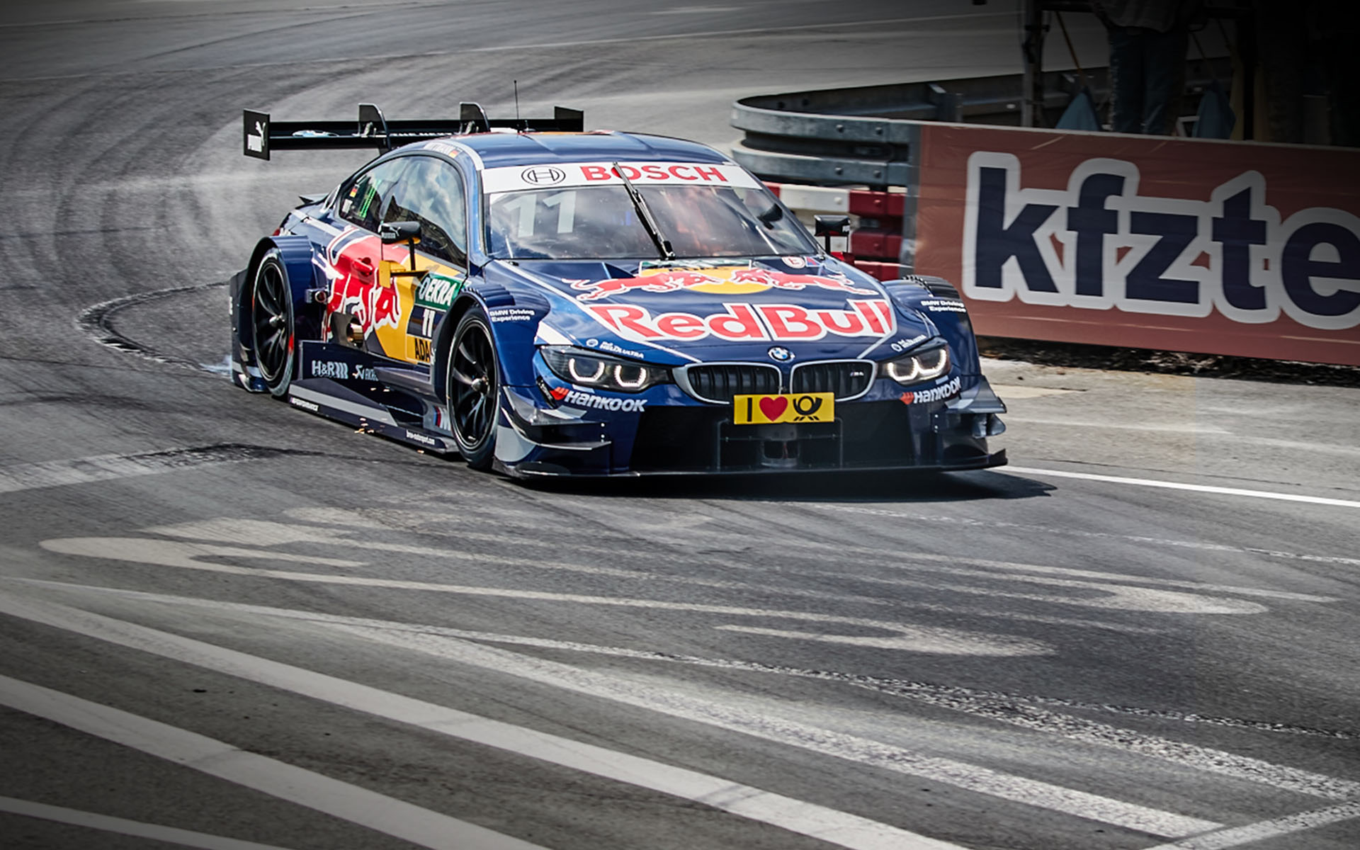 BMW Motorsport your desktop into a racetrack