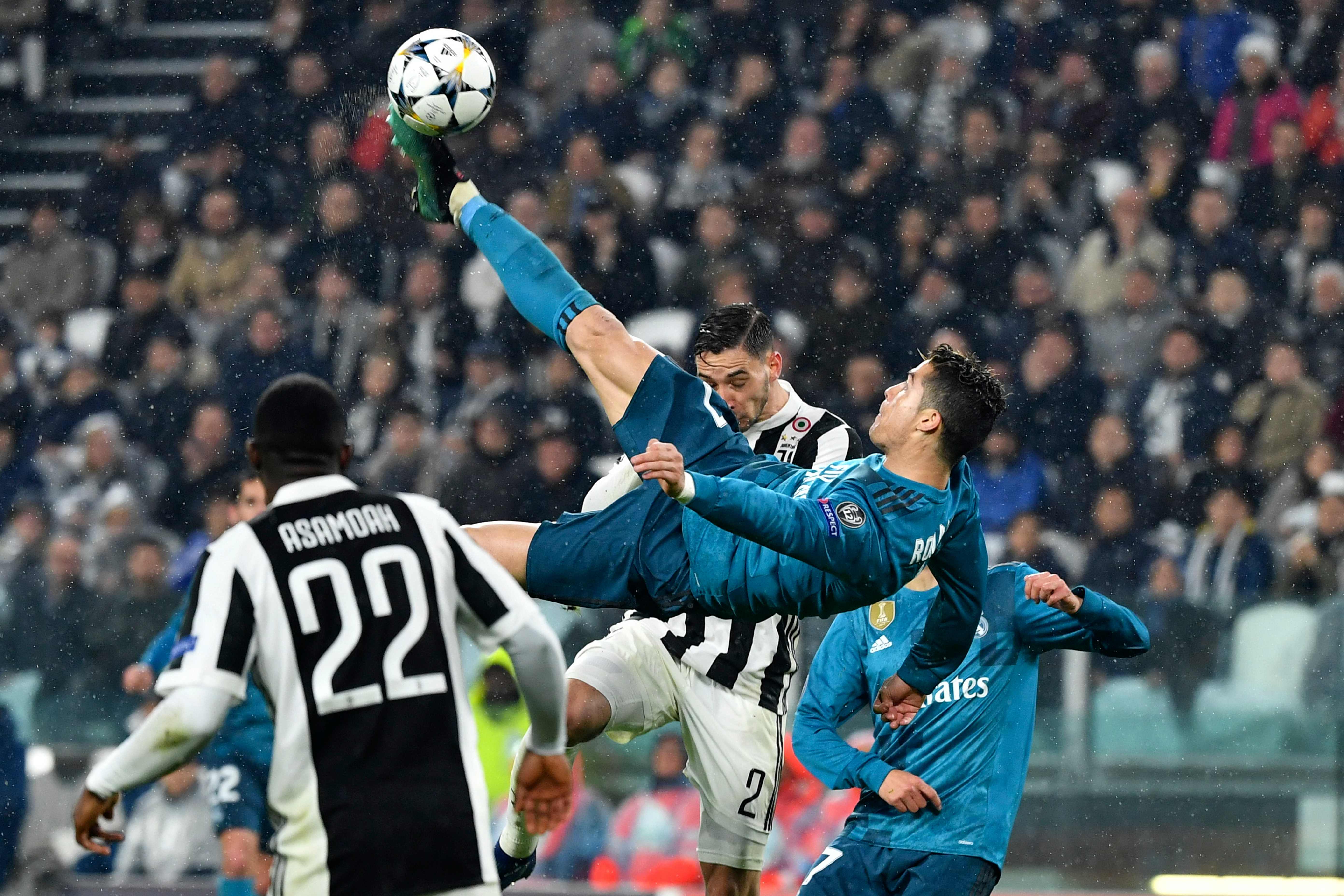 Incredible Photo Of Cristiano Ronaldo's Stunning Bicycle Kick Goal