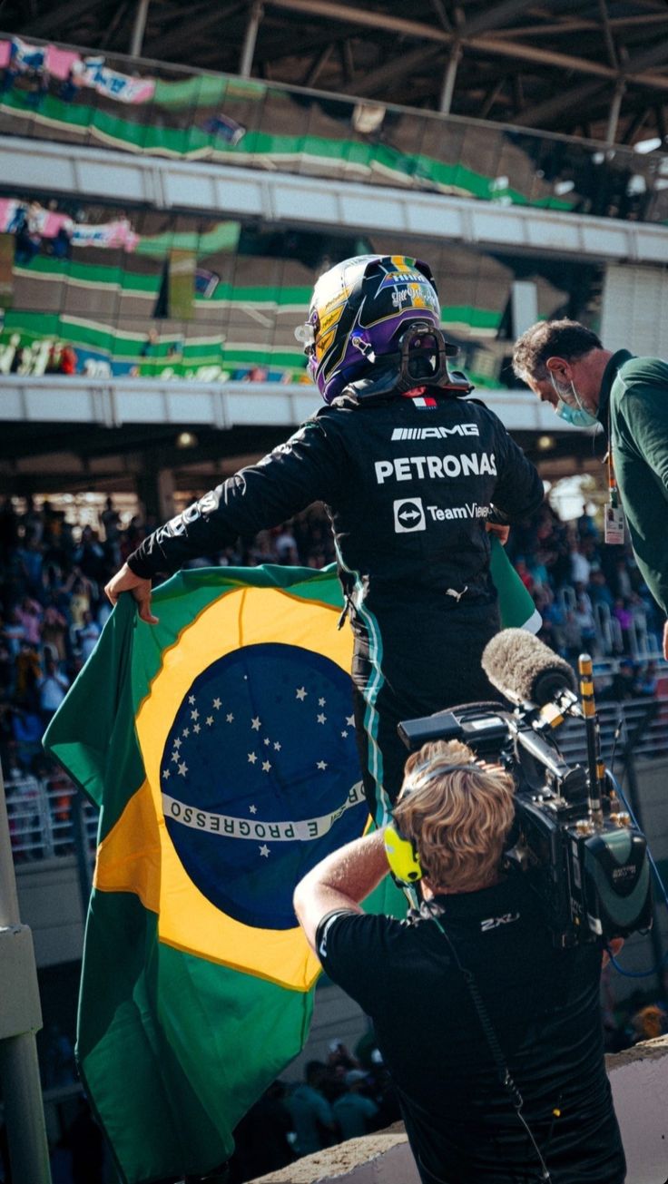 F1 Brazil 2021 Lewis Hamilton Wallpaper. Cartazes de filmes, Hamilton, Cartaz