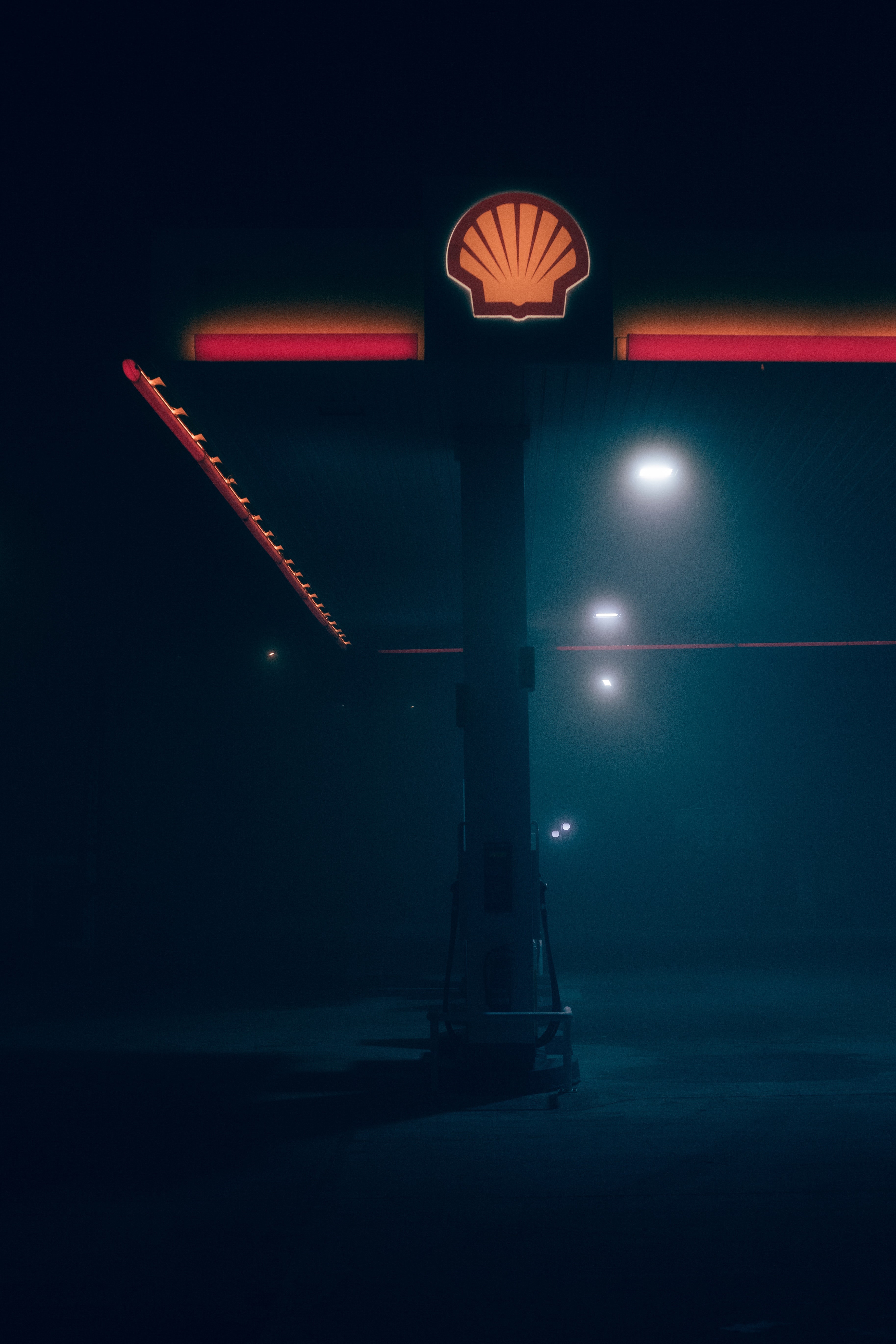 Shell Gas Station on Foggy Night · Free