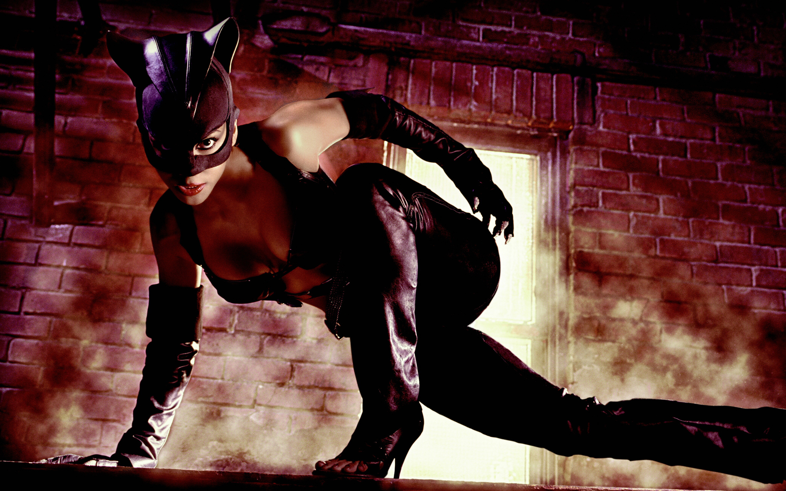 Halle Berry Catwoman HD wallpaper
