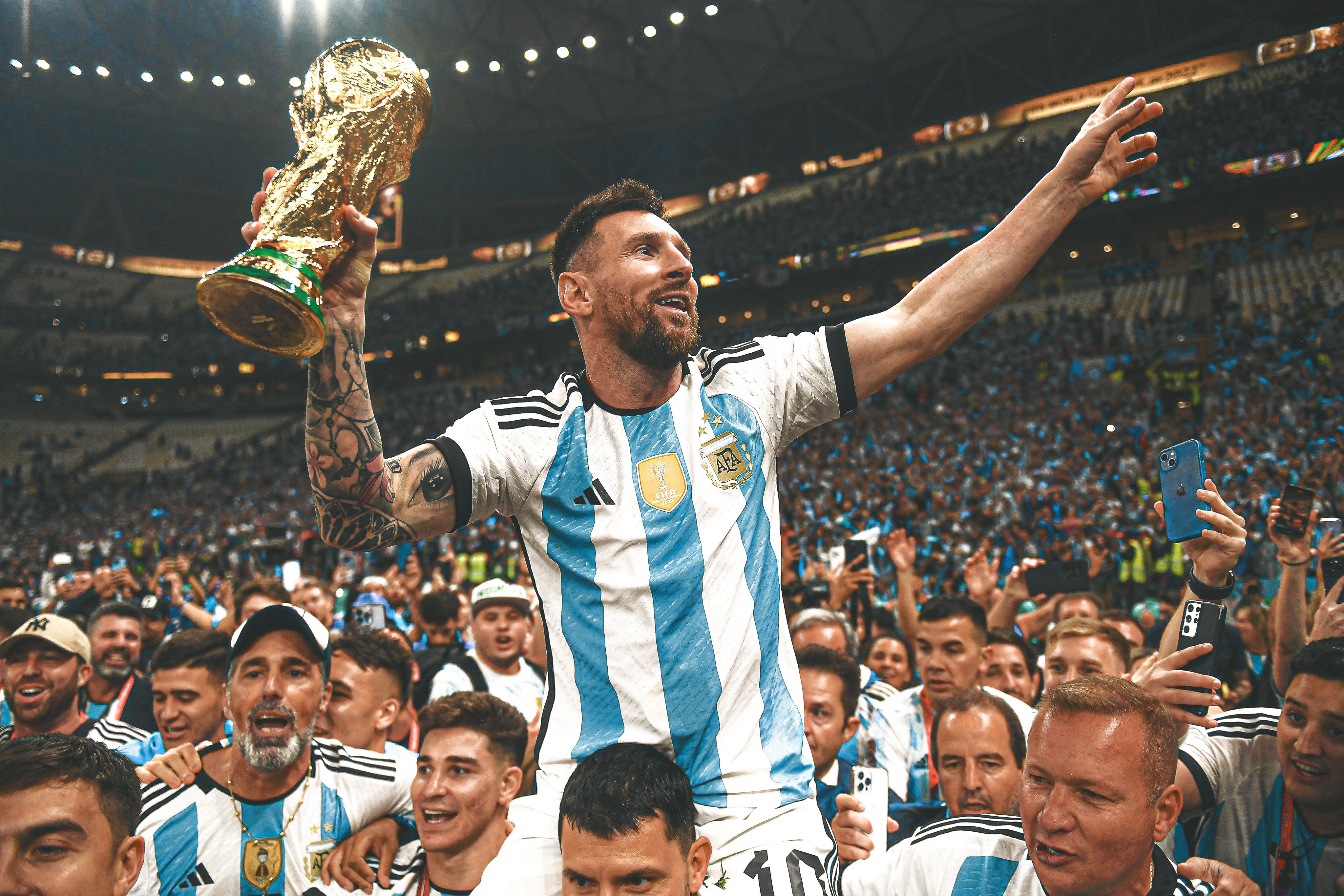 Lionel Messi lifiting the 2022 FIFA World Cup trophy [4096x2731]