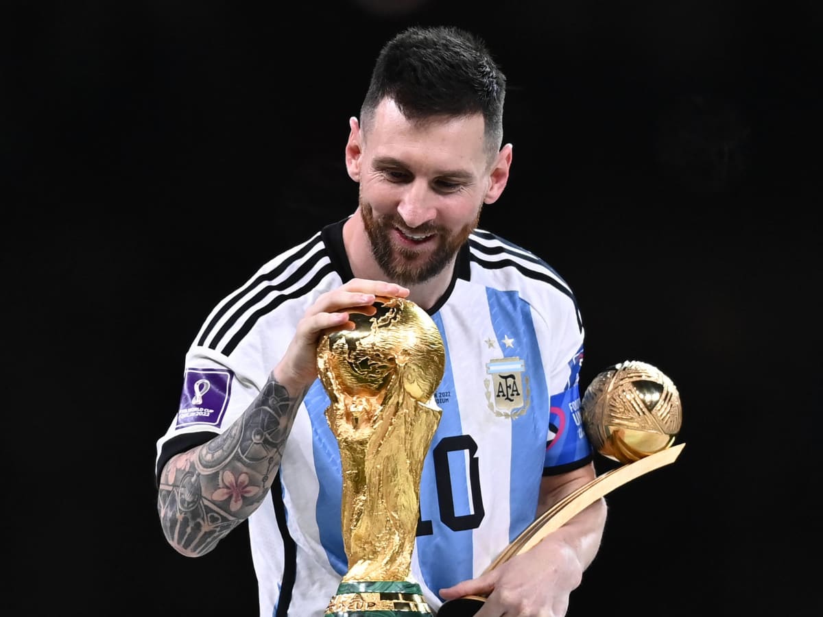 Lionel Messi Embraces Mother After Argentina's World Cup Victory (Video)