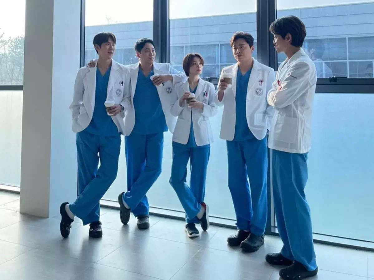 Jung Kyung Ho drops a picture with his 'Hospital Playlist' gang, fans wonder if they are shooting for season 3 of India