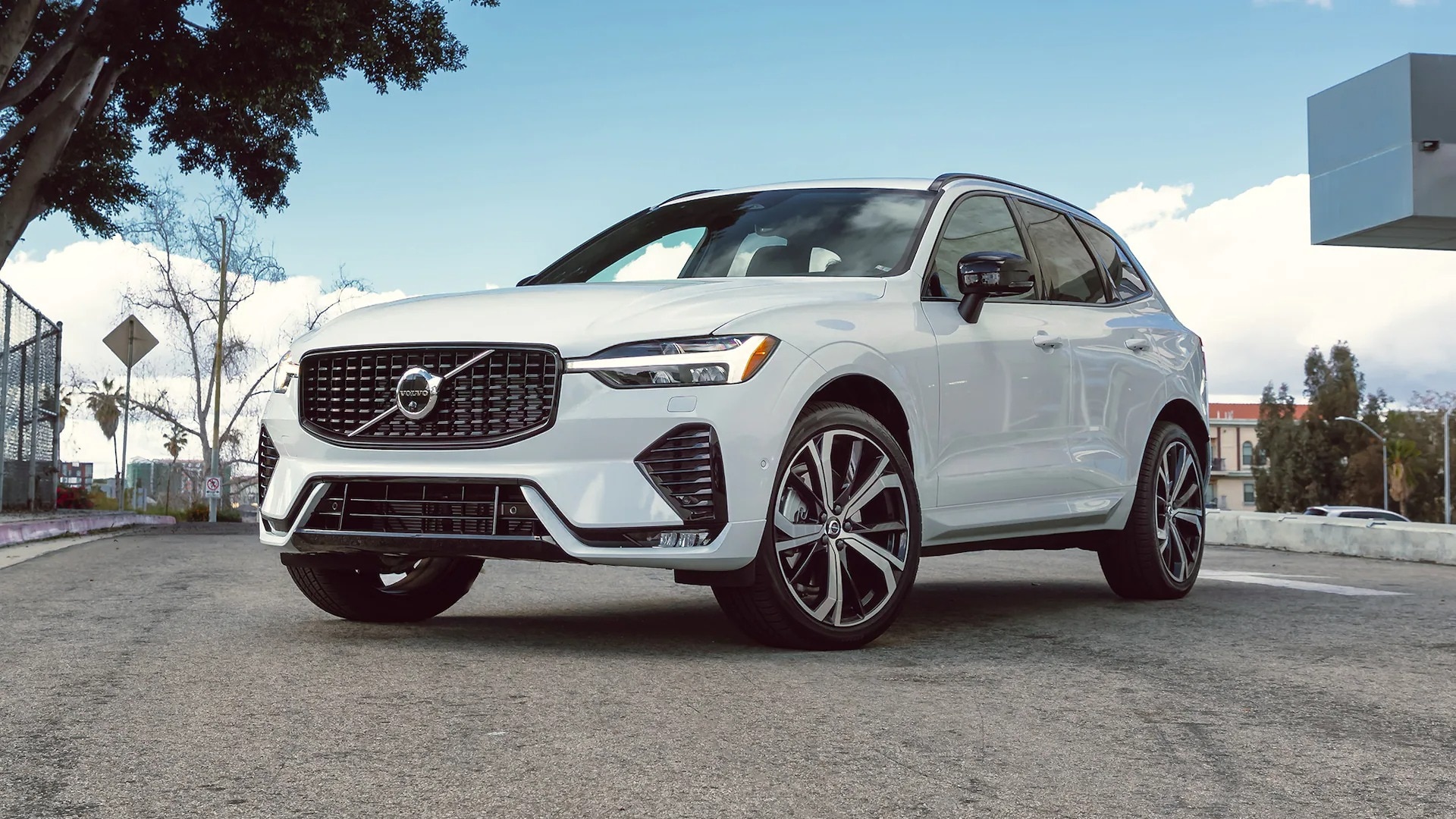 2023 Volvo XC60 Buyer's Guide: Reviews, Specs, Comparisons