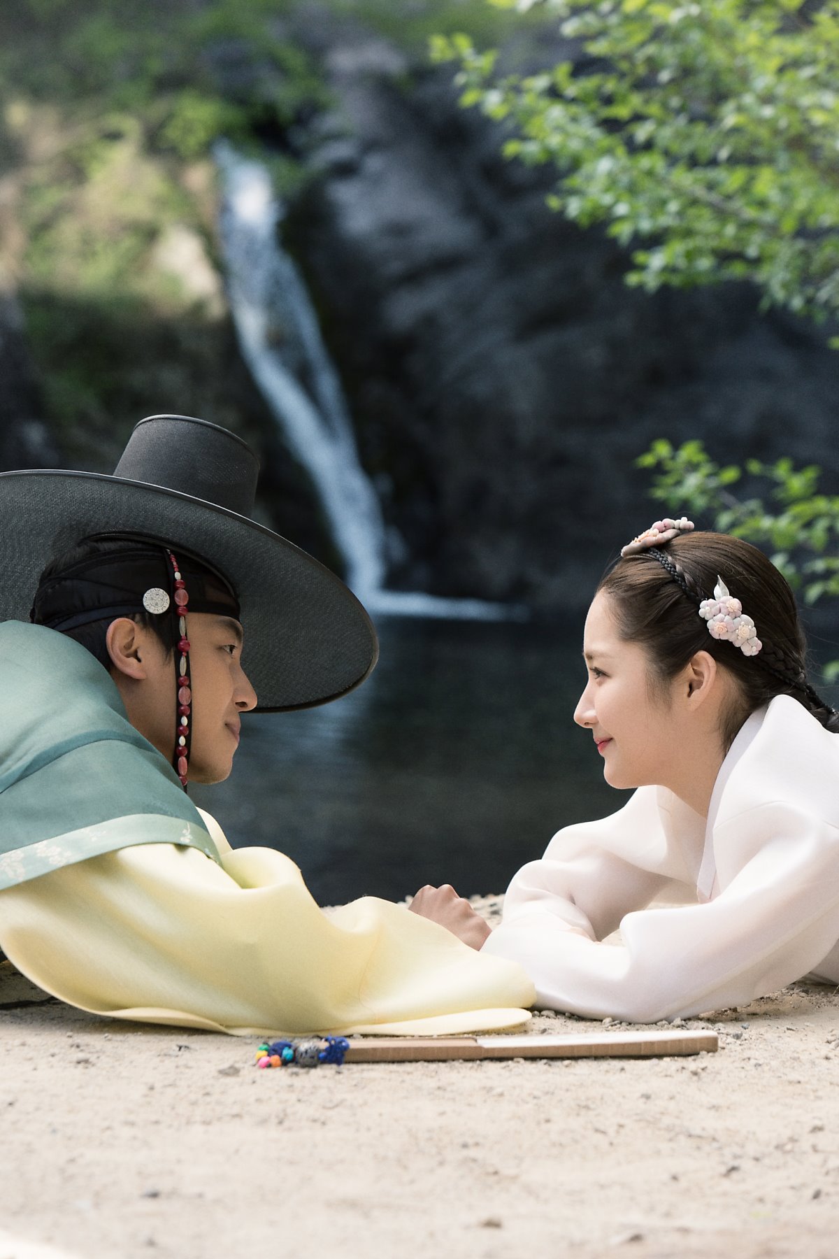 Smiles, Tears, And Glares Abound In Seven Day Queen's Early Promo