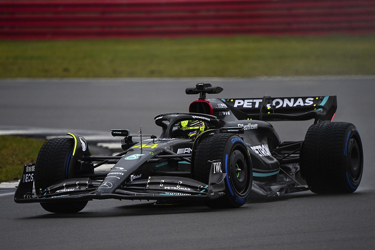 Hamilton likes that Mercedes' F1 livery switch is all about performance