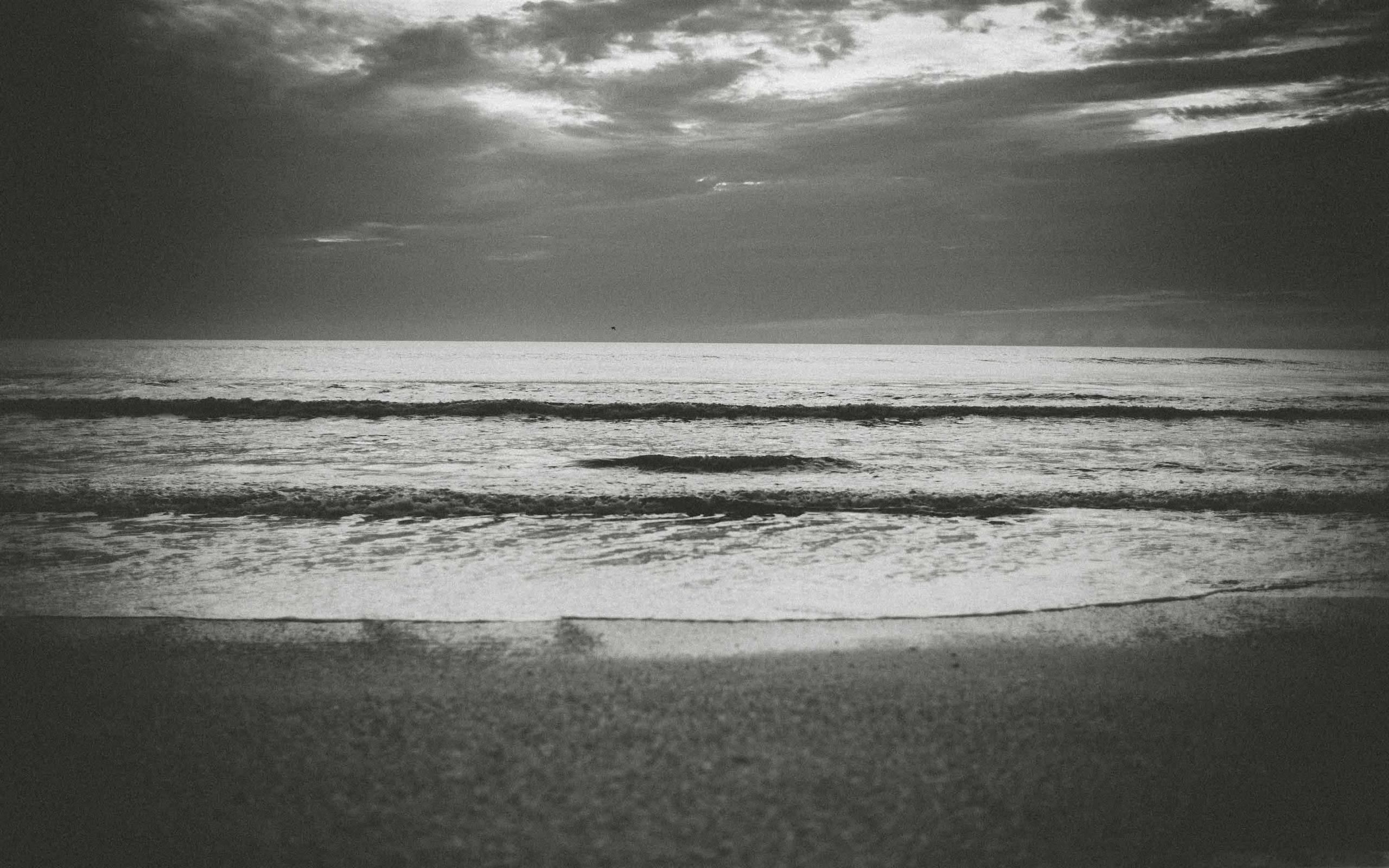Ocean Black And White Grain Mac Wallpaper Download