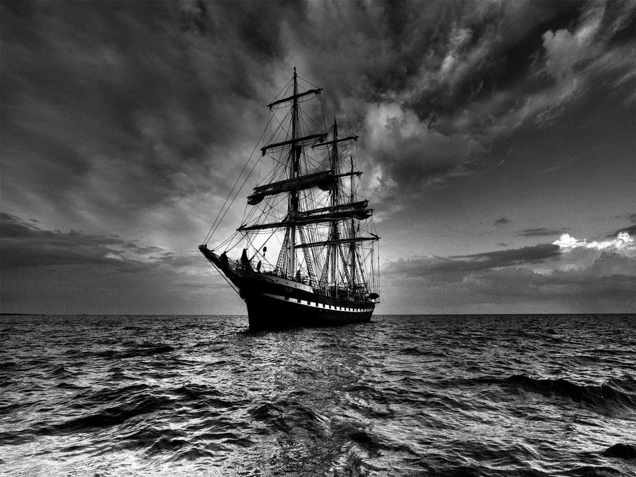 Download wallpaper 1280x960 ship, sea, sail, storm, black white standard 4:3 HD background